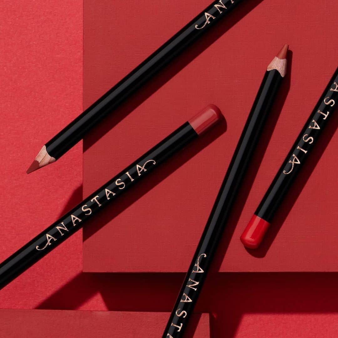 Anastasia Beverly Hillsさんのインスタグラム写真 - (Anastasia Beverly HillsInstagram)「If you're worrying that you can't "pull off" a red lip, here's our advice: stop ✋🏾 Our #ABHLips collection has the perfect lipsticks and liners to complement any and EVERY skin tone for the holidays 💋:  💄 Royal Red Matte Lipstick: vivid bluish red 💄 American Doll Matte Lipstick: classic red 💄 Cherry Lip Liner: bright cherry red 💄 Cranberry Lip Liner: berry red  Which combo are you rocking?? 👀  #AnastasiaBeverlyHills #ABHLips」12月7日 4時02分 - anastasiabeverlyhills