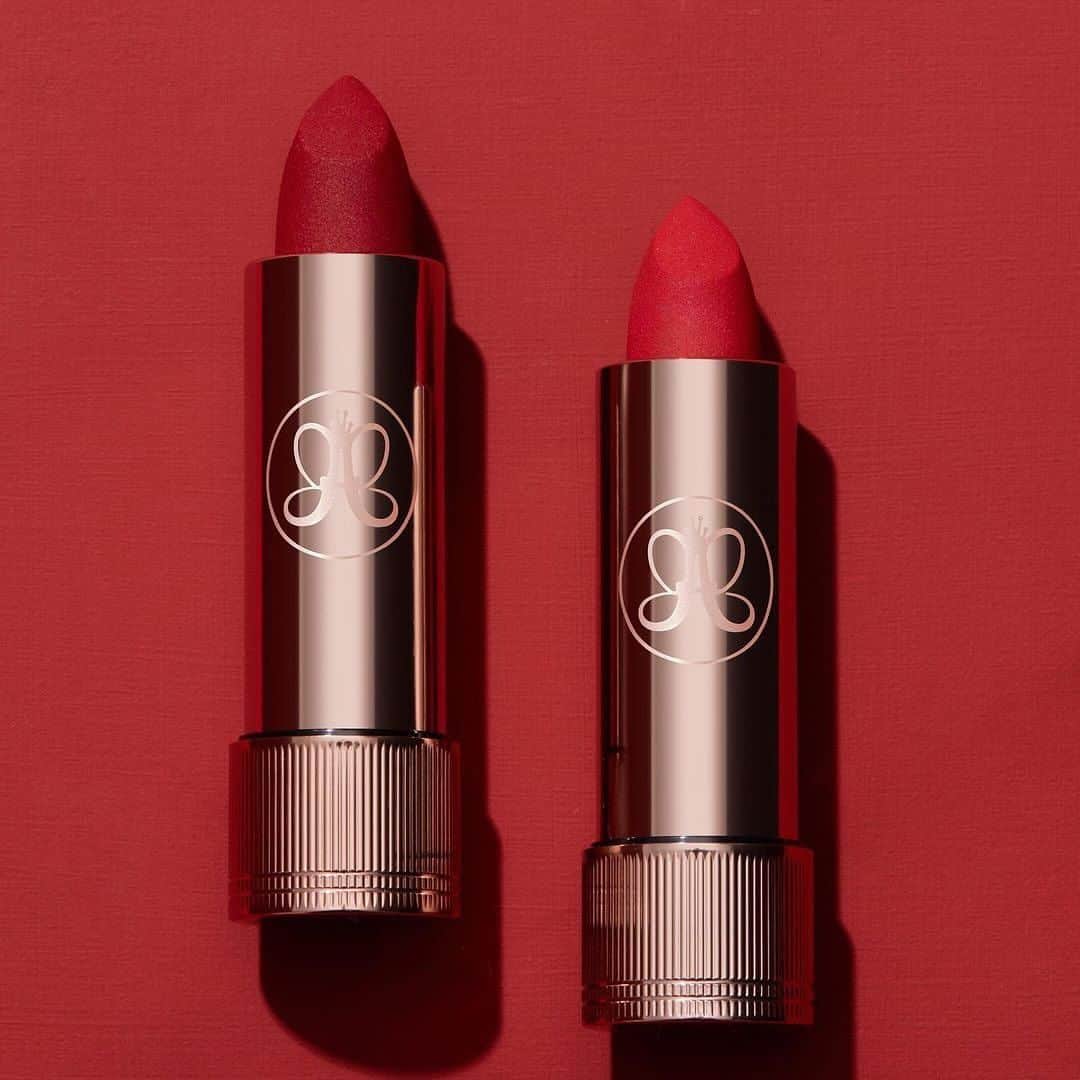 Anastasia Beverly Hillsのインスタグラム：「If you're worrying that you can't "pull off" a red lip, here's our advice: stop ✋🏾 Our #ABHLips collection has the perfect lipsticks and liners to complement any and EVERY skin tone for the holidays 💋:  💄 Royal Red Matte Lipstick: vivid bluish red 💄 American Doll Matte Lipstick: classic red 💄 Cherry Lip Liner: bright cherry red 💄 Cranberry Lip Liner: berry red  Which combo are you rocking?? 👀  #AnastasiaBeverlyHills #ABHLips」