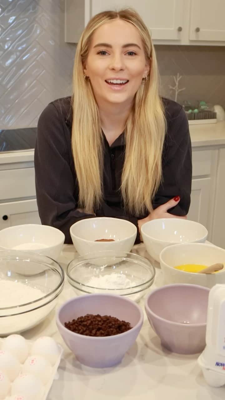 ミカイラ・スキナーのインスタグラム：「This holiday season I’m focusing on family traditions and one of my absolute favorite traditions is baking together throughout December. Every year, my mother in law bakes “Chocolate Crinkles,” a delicious chocolate cookie that leaves your house smelling like warm, chocolatey, holiday goodness and they’ve quickly become a holiday staple for our family.  What makes them even better? Using Eggland’s best eggs!  When it comes to baking for the holidays we only use top of the line ingredients in our family.  Eggland’s Best eggs bring more vitamins and less saturated fat to all our holiday treats, with 6 times more Vitamin D, 25% less saturated fat, and 10 times more Vitamin E compared to ordinary eggs, it’s no wonder they’re the country’s leading egg brand.  I hope you enjoy this recipe for Chocolate Crinkles and if you make them yourself, be sure to tag me so I can see your family fun!  #FamilyMadeRecipes #ChocolateCrinkles #EgglandsBest #HolidayRecipe #FamilyCooking #FamilyTradition」