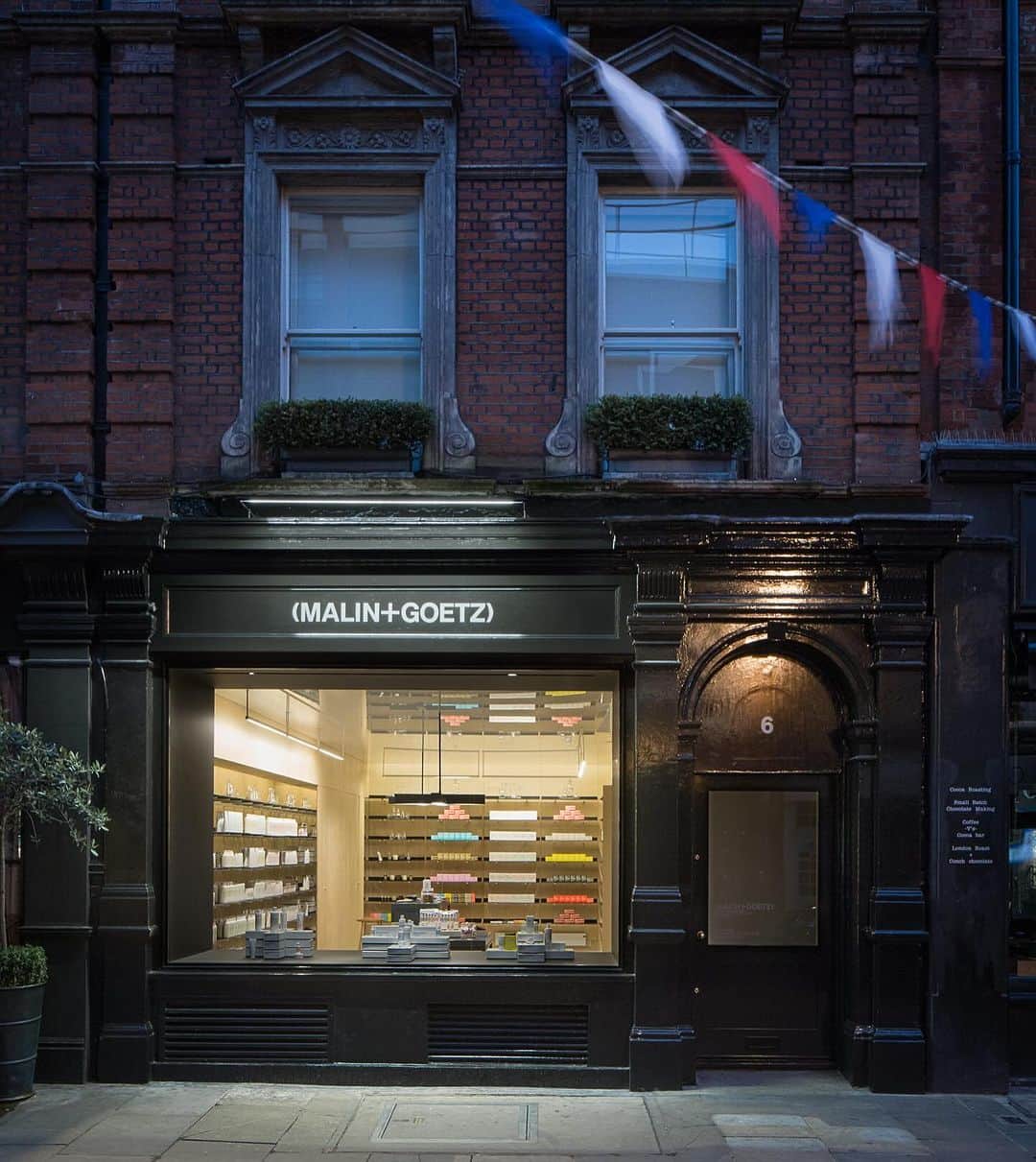 マリン&ゴッツのインスタグラム：「don't miss your window... to pick up holiday gift sets at our seven dials apothecary in london. if you're looking to pick up the perfect gift for a friend or loved one, stop by + say hi. 👋」