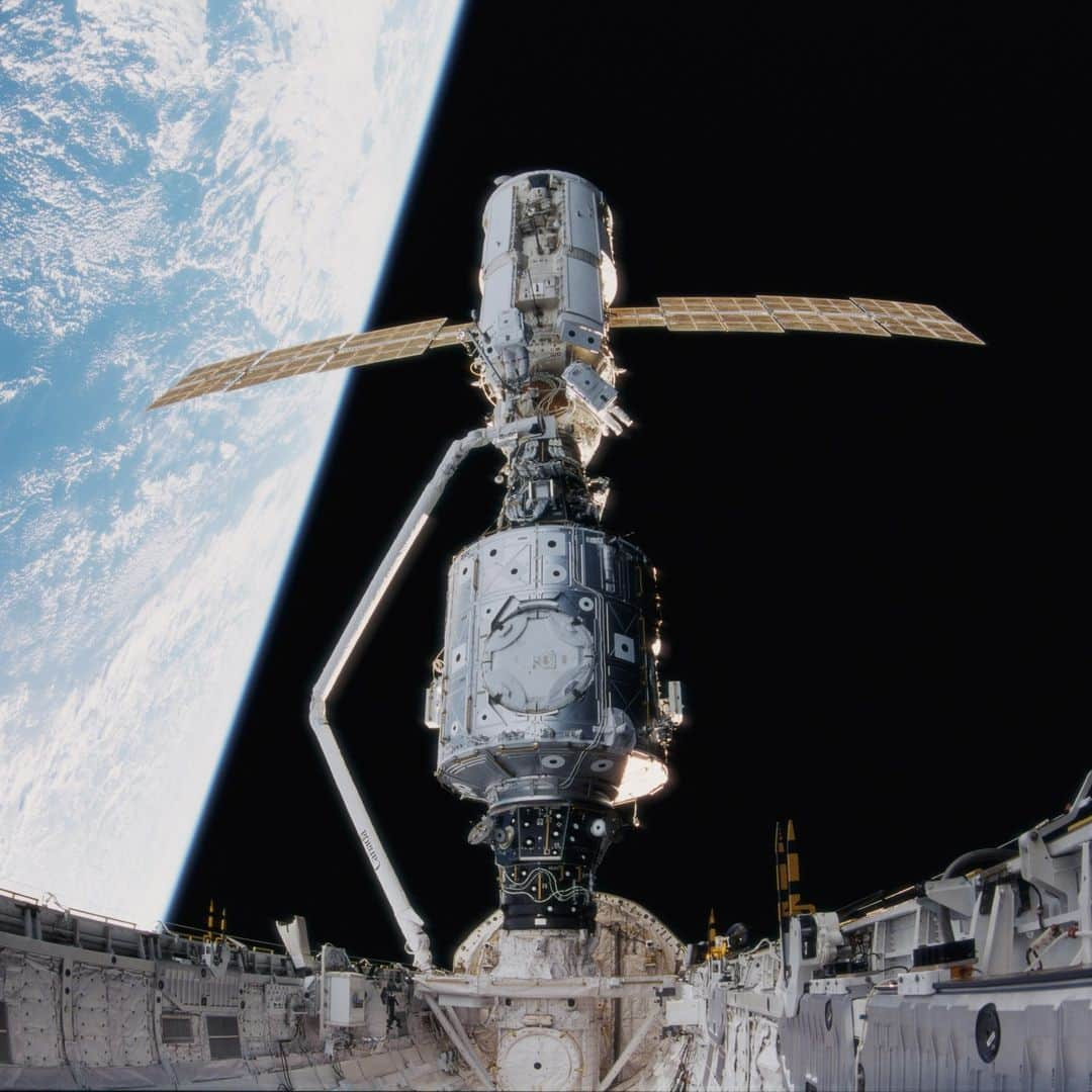 国際宇宙ステーションのインスタグラム：「25 years ago today, the first two modules of the International Space Station – Zarya and Unity – were mated during the STS-88 mission of space shuttle Endeavour. The shuttle’s Canadarm robotic arm reached out and grappled Zarya, which had been on orbit just over two weeks, and attached it to the Unity module stowed inside Endeavour’s payload bay. Endeavour would undock from the young dual-module station one week later beginning the space station assembly era.  The seven-member Expedition 70 crew called down to Earth today and discussed with NASA Associate Administrator Bob Cabana and International Space Station Program Manager Joel Montalbano the orbital outpost’s accomplishments since the assembly era began on Dec. 6, 1998. Cabana was the commander of Endeavour when both modules were robotically mated then outfitted during a series of spacewalks. Montalbano, NASA’s sixth station leader since the program’s inception, remarked today, “We want to celebrate today all the people who designed, built, and operate the International Space Station.”  Pic 1) Space shuttle Endeavour's Canadarm robotic arm was used to grapple the Zarya module and connect it to the Unity module stowed in the shuttle's payload bay on Dec. 6, 1998.  Pic 2) The space station is pictured from the SpaceX Crew Dragon Endeavour during its departure and flyaround on Nov. 8, 2021.  Pic 3) The seven-member Expedition 70 crew  Pic 4) International Space Station Program Manager Joel Montalbano  Pic 5) NASA Associate Administrator Bob Cabana  #nasa #anniversary #zarya #unity #shuttle #endeavour #international #space #station」