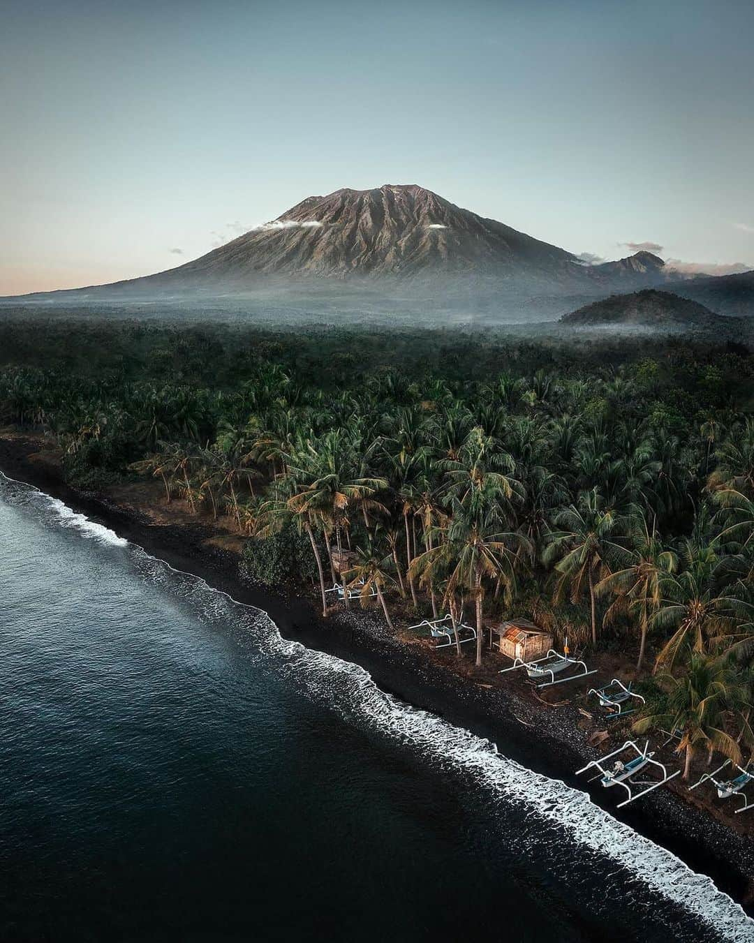 Discover Earthさんのインスタグラム写真 - (Discover EarthInstagram)「Embracing the captivating allure of Bali’s Mount Agung 🌋 🇮🇩  📍 Bali, Indonesia  🇮🇩 #DiscoverIndonesia with @jonashornehoj」12月7日 4時20分 - discoverearth