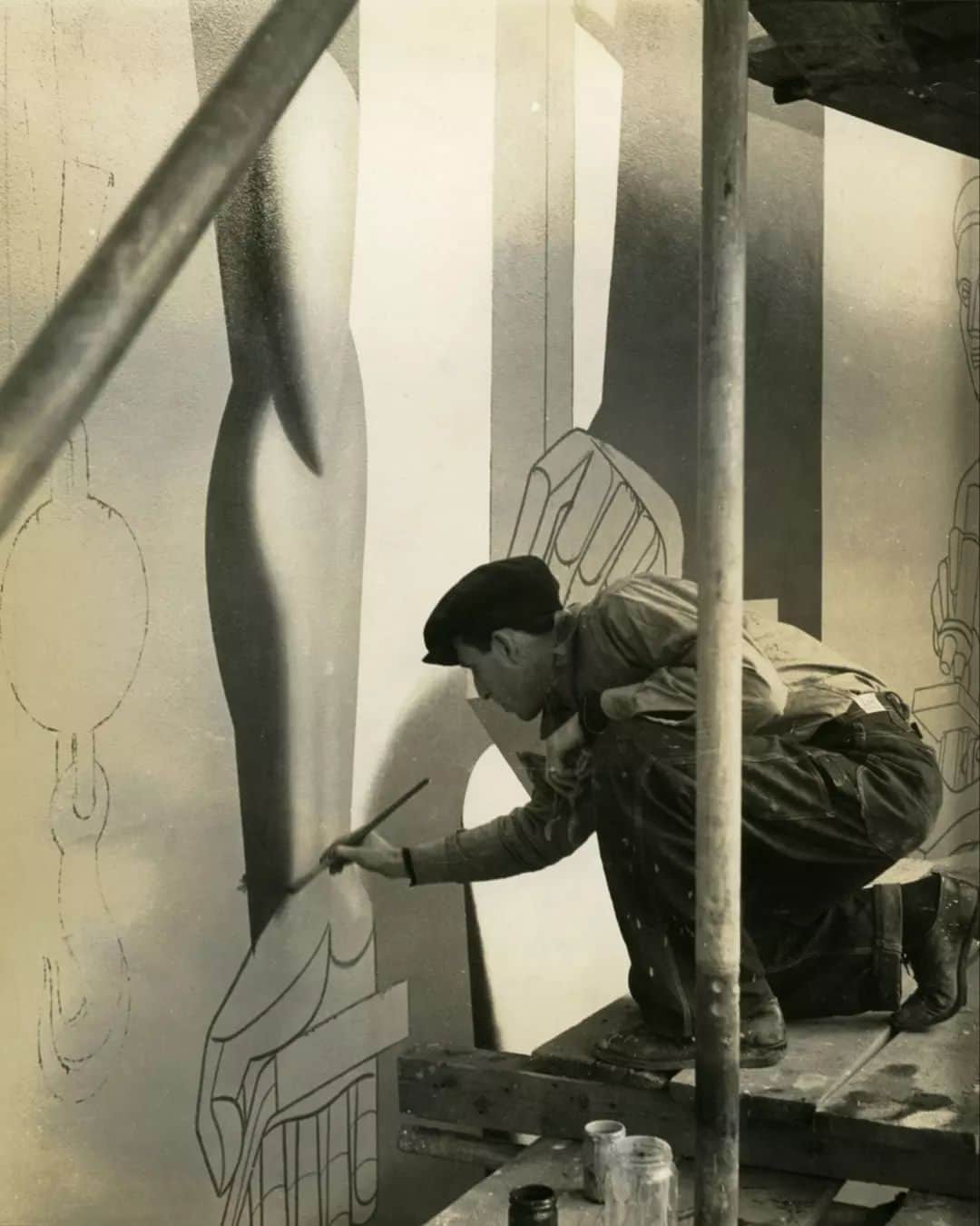 テート・ギャラリーさんのインスタグラム写真 - (テート・ギャラリーInstagram)「Growing up in LA in the 1920s, Philip Guston loved drawing and comic books. He taught himself to sketch and published his first cartoon when he was just 13. In school he became good friends with Jackson Pollock and they created art and mischief together. Guston was inspired by Italian Renaissance painters and Mexican muralists. He soon started to create his own murals, like The Struggle Against Terrorism (pictured here).  A bold, massive fresco work, the mural shows people through the ages resisting the cruelty of the Spanish Inquisition, the rise of Nazism, and hate groups such as the Ku Klux Klan. Very early on, he used his paintbrush as a powerful tool to protest the frightening events shaping the world around him.  'Racism was rife in Los Angeles. When he was a boy, you had thousands of Ku Klux Klan members in full regalia marching through the streets of the city. Murals reflected his desire to create art that addressed issues that spoke to the people, that was for everyone.' - Philip Guston’s daughter, Musa Mayer  Click the link in our bio to read the full interview with Musa Mayer about her father‘s obsession with painting in an anxious and turbulent world. See Guston's exhibition at #TateModern until 25 February 2024. Members visit free.  📷 Philip Guston, Reuben Kadish and Jules Langsner in front of their fresco The Struggle Against Terrorism, 1935, in Morelia, Mexico. Image courtesy of @The_Guston_Foundation. 📷 Guston working on 'Work the American Way (Maintaining America's Skills) 1939. Image courtesy of @The_Guston_Foundation and Hauser & Wirth.」12月7日 4時21分 - tate
