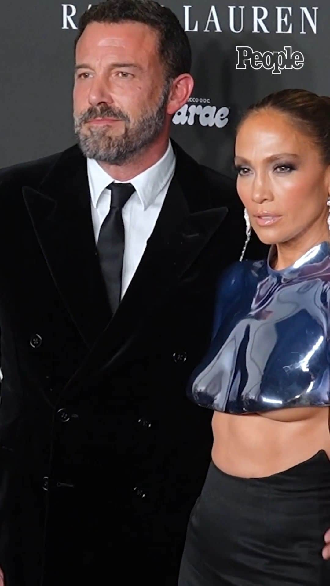 People Magazineのインスタグラム：「#JLo and #BenAffleck brought some PDA to the red carpet. 🥰」