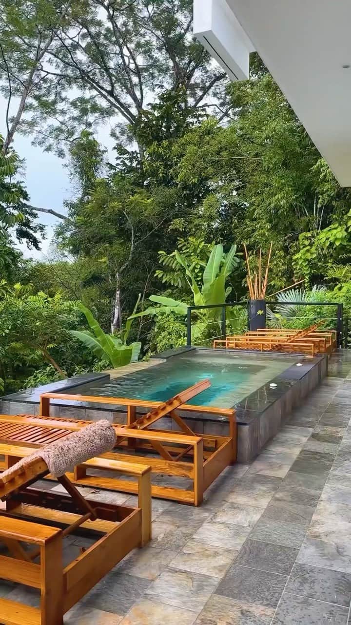 BEAUTIFUL HOTELSのインスタグラム：「@hypermiggzz gives us a taste of this luxurious yet relaxed jungle hideaway in Costa Rica.🌿🇨🇷 Indoor and outdoor spaces blend together seamlessly at Beauty of Costa Rica Rentals, to create the perfect space to relax and welcome the calming embrace of nature. 🛁✨   📽 @hypermiggzz 📍 @beautyofcostarica, Costa Rica 🎶 Indila - Love Story」