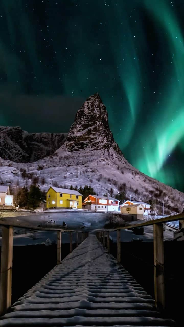 BEAUTIFUL DESTINATIONSのインスタグラム：「Watch the unreal transformation from day to night in Lofoten, Norway captured by @fgalbert. 🌌🏔️ Get lost in the mesmerizing sight of the aurora borealis and endless starry sky that can be seen here during the winter months as darkness falls. ❄️🇳🇴   📽 @fgalbert 📍 Lofoten, Norway 🎶 aaronhibell - destroyer of worlds - Aaron Hibell (Trance edit)」