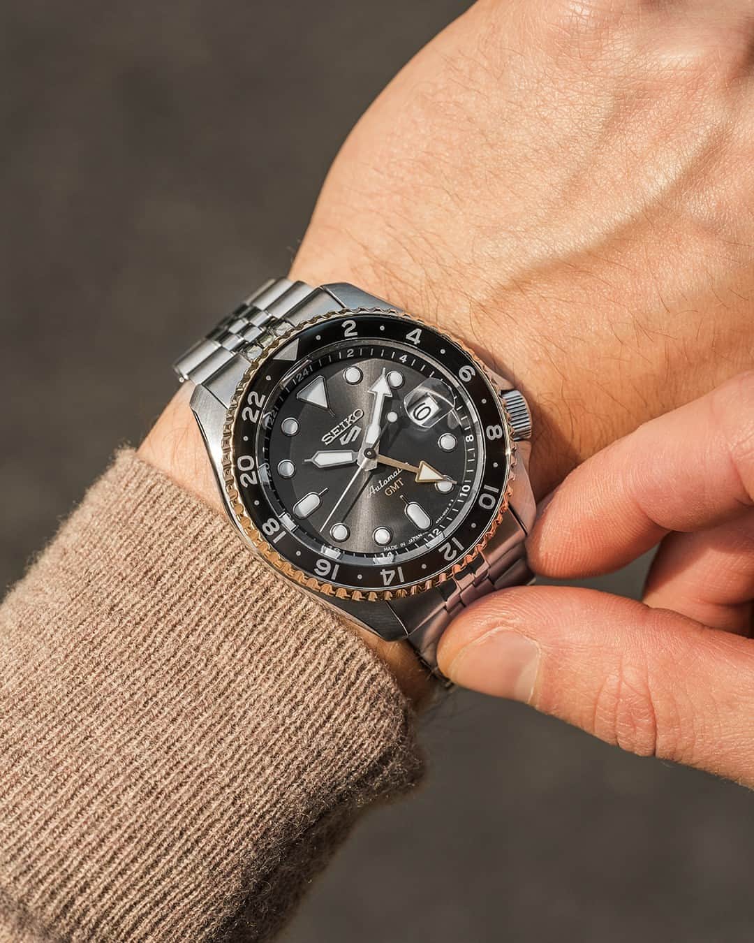 Seiko Watchesのインスタグラム：「Seiko 5 Sports SKX GMT U.S. Special Creation. 📀 The first SKX design to offer a two-tone case. 💿 #SSK021 is your new favorite accessory.  #Seiko #Seiko5Sports #ShowYourStyle」