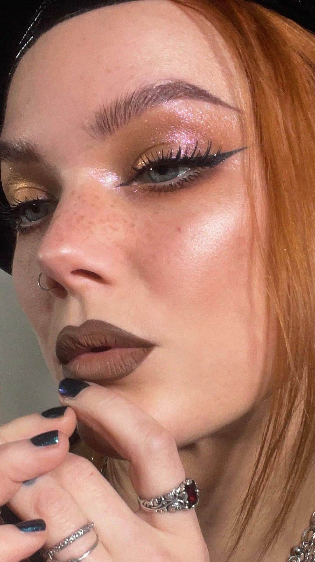 Linda Hallbergのインスタグラム：「Reklam för @lhcosmetics GRWM to host a flea market using the new Siren song palette from my brand LH cosmetics. Isn’t she a beauty?? 😍😍」