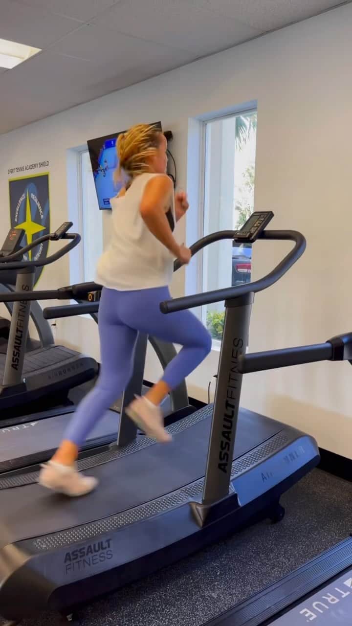 ソフィア・ケニンのインスタグラム：「On my pre-season grind 🥵🏃🏼‍♀️💦」