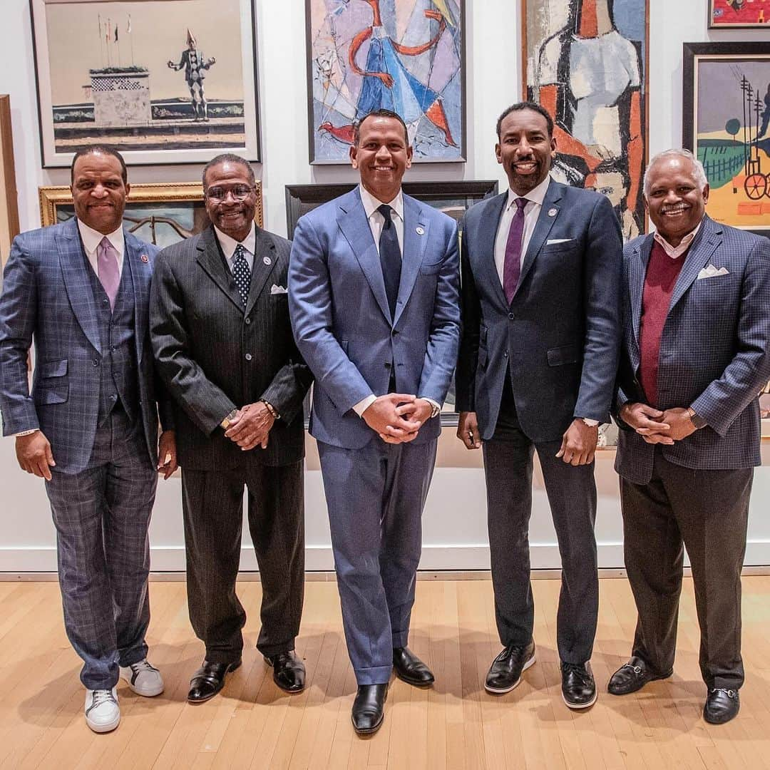 アレックス・ロドリゲスのインスタグラム：「Honored to be on the campus of Clark Atlanta University to support @operationhopehq and their focus on financial literacy.  It was a special night in a place so rich with art, history, culture and people. Founded in 1865, CAU is the first HBCU in the South.  I think change starts with conversation. A special thanks to President French and @johnhopebryant  for bringing me into this room of changemakers. I left feeling inspired and resolved to help bring awareness and shape the next generation of leaders.」