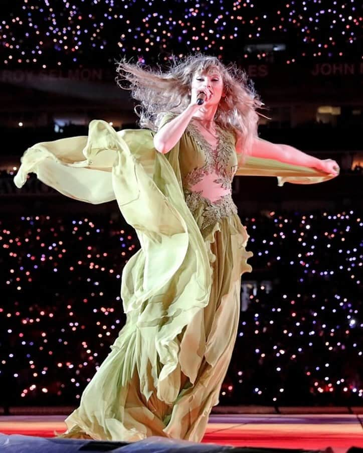 Blonde Saladさんのインスタグラム写真 - (Blonde SaladInstagram)「Taylor Swift sealed a stellar 2023 by being named Time Magazine's person of the year. The singer, whose Eras tour broke box office records, follows the likes of Barack Obama, Greta Thunberg and Volodymyr Zelensky.  Already a superstar before 2023, her career has reached new goals thanks to the Eras tour - where the singer perform 45 song set every night.  Congrats @taylorswift 💖  #TaylorSwift #TimeMagazine #PersonoftheYear #TheBlondeSalad」12月7日 5時41分 - theblondesalad