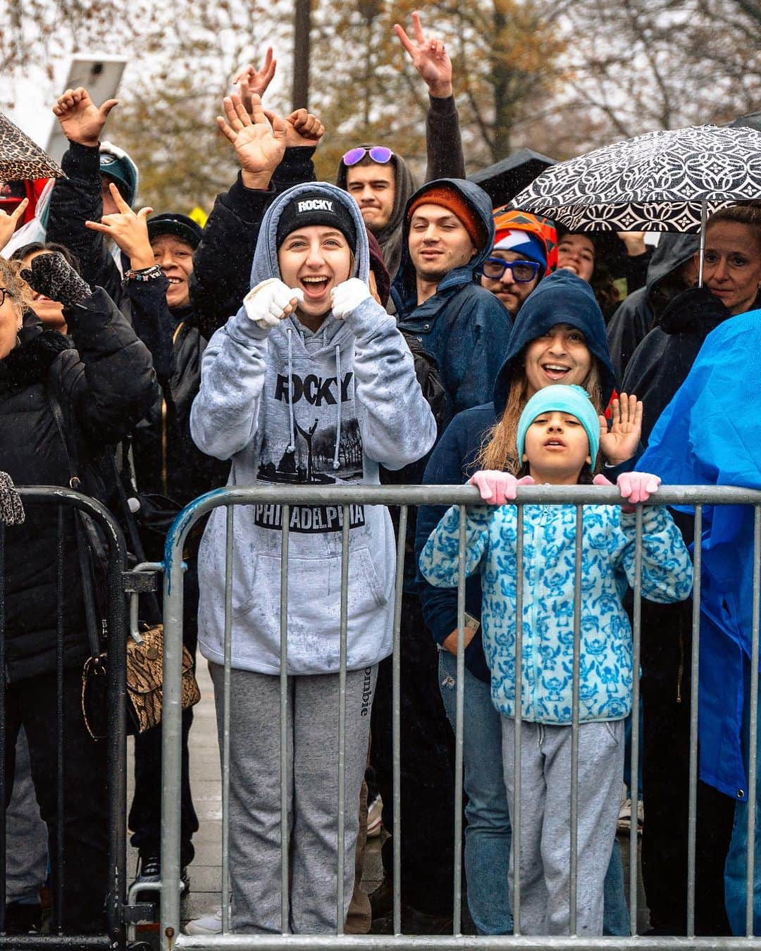 シルヴェスター・スタローンさんのインスタグラム写真 - (シルヴェスター・スタローンInstagram)「Very grateful and incredibly surprised by all the young Rocky fans. Thank you & Keep punching!」12月7日 5時54分 - officialslystallone