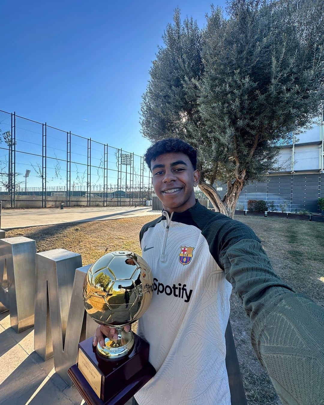 FCバルセロナのインスタグラム：「The best selfie you'll see today! 🤳」