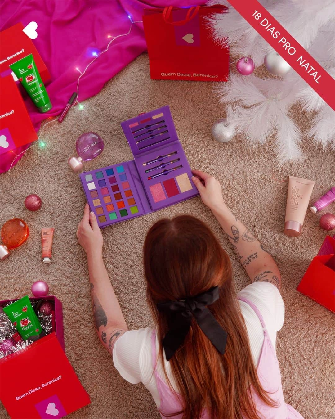 quem disse, berenice?のインスタグラム：「18 dias para o natal e ainda tá fazendo uni-duni-tê pra escolher qual vai ser sua make? a paleta Celebra me parece uma ótima ideia para te ajudar a decidir sua produção para a noite especial! #TodoDiaUmPresenteQDB   #PraTodosVerem: o post é único com a foto de uma mulher deitada no chão aparecendo ela de costas segurando a Palette Celebra e com vários produtos, caixas de presente e itens de natal ao redor com uma tag no canto superior direito com texto "18 dias pro natal". Fim da descrição.」