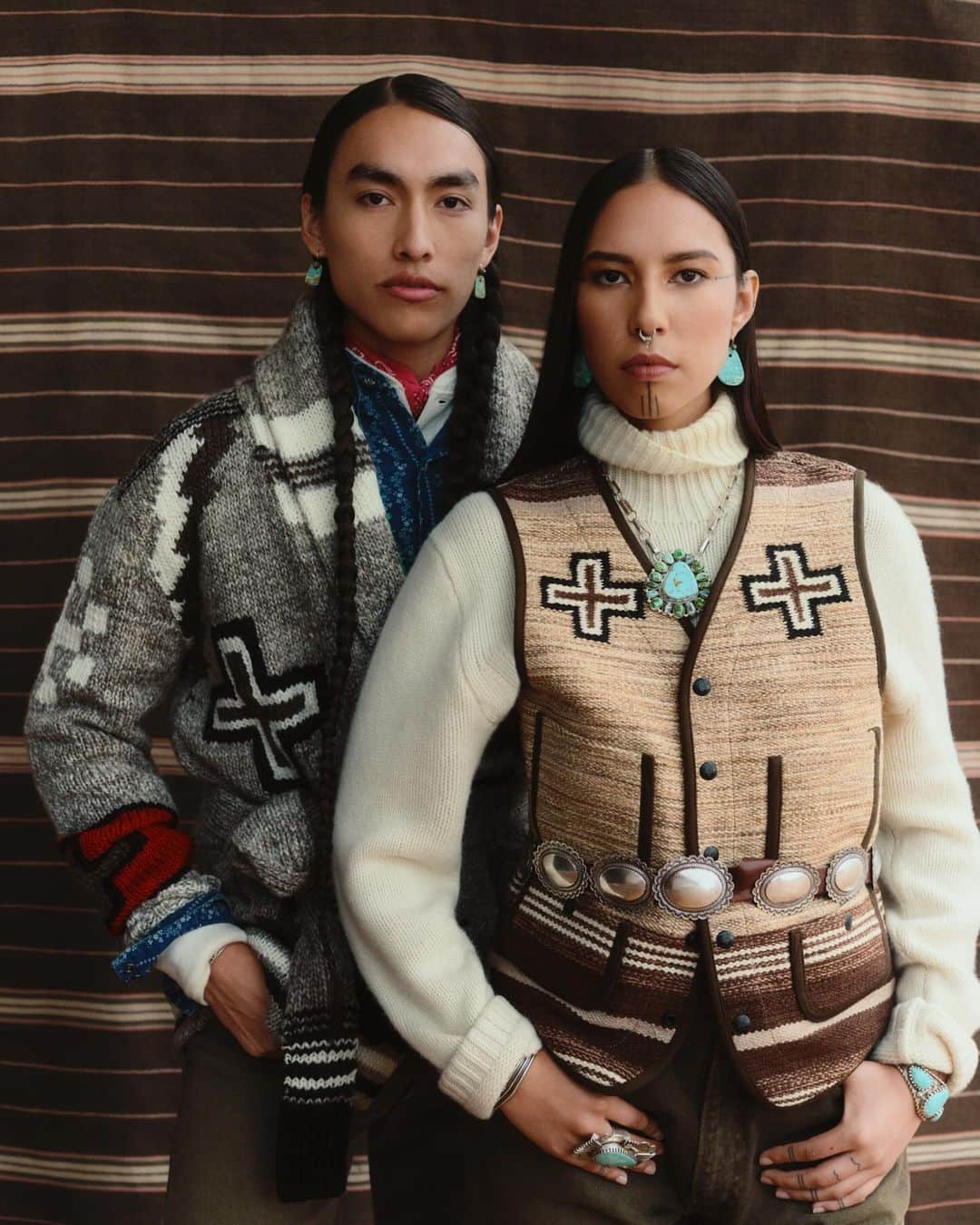 Polo Ralph Laurenのインスタグラム：「“Navajo weaving is a craft that has carried on through my family for seven generations and preserving these traditions in new ways has been so inspiring to me as an artist.  To now be able to share it with people around the world, as seen through my eyes and brought to life in clothing, is a dream come true.” —@NaiomiGlasses  Learn more about #RLArtistInResidence and shop the #PoloRalphLauren x #NaiomiGlasses collection via the link in bio.」