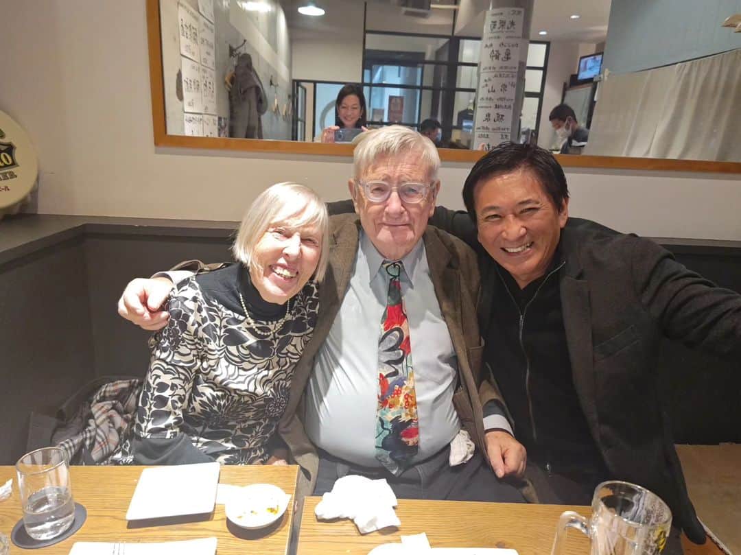 藤岡幸夫のインスタグラム：「英国のDadティムとの再会嬉しかった🥰　英国での父がサー・チャールズ・グローヴスでDadがTim🥰  １０代から天才ホルン奏者として名門オケで活躍。指揮者に転向してからは素晴らしいコンクール受賞歴で活躍、マンチェスターの王立音大で素晴らしい指揮科を築き、僕に学内外で沢山の演奏会チャンスを作ってくれただけでなく、ラトル他一流指揮者やロンドンのマネージャーを紹介してくれて僕を育ててくれた大恩人❗  吹奏楽の世界でも大きな足跡を残していて多数のCDをリリース。 １２月５日は洗足学園のグリーン・タイと演奏会で来日。久しぶりに再会できた🤩  １９９０年、ヨーロッパで人気が高かったマンチェスターの王立音大の指揮科の受験を希望した時、入試は既に終わっていたが、合格者０だったので特別に受験させてもらえた。この時にティムが僕を気に入ってくれて合格出来たから、今のボクがある。  感謝しかありません❗  ※このアカウントは表アカウントです😀裏アカウントも宜しければ😀 ↓ @sachiofujioka」