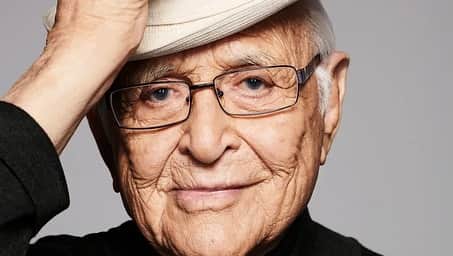 マリサ・トメイのインスタグラム：「Lear,   My heart aches , as we lost one of the greatest of all time .   Oh Norman . An honor , a learning , a joy , a blessing , to be able to be in the creative space with you . The love and support and acumen in the creative way was unlike what I had known before . I thank the heavens that our  destiny to work  together was fullfilled . You stood for freedom in every form , and It was so much a part of you that you naturally bestowed that on us in the creative process .  Oh how you made me laugh .  You changed all our hearts and minds for the better .  I will forever have a crush on you .  I will miss you dearly .」