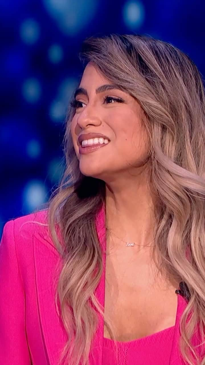 アリー・ブルックのインスタグラム：「@allybrooke is melting hearts on #NameThatTune! ❄️⛄️」