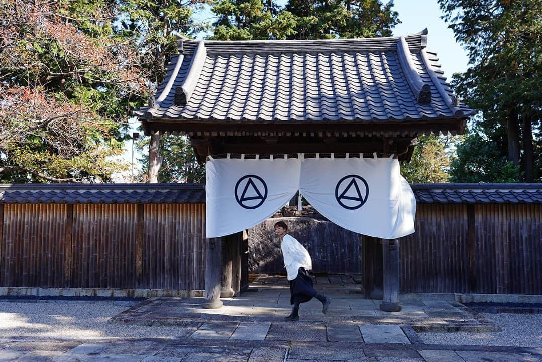 前田有紀さんのインスタグラム写真 - (前田有紀Instagram)「日々やることはあって忙しく過ごしているのだけど、どうしても力が湧かなくて、"頑張る"のがしんどいなぁという状態になっていました。ずっと母のことがあり、気が張っていたので、いまは空っぽの状態なんだと思います。  先日夫から「なんにも考えなくていいところに行こうよ」と声をかけられて小田原にある江之浦測候所に連れて行ってもらいました。かつてみかん畑だった江之浦の地に、現代美術作家・杉本博司が設計した壮大なランドスケープ。季節の巡り、太陽の光に合わせた設計がされていて、不思議なアート作品をながめながら散策できます。 海の広さと青さが目に飛び込んできて、何時間でもただぼーっと眺めていられるようなひと時でした。」12月7日 6時34分 - yukimaeda0117