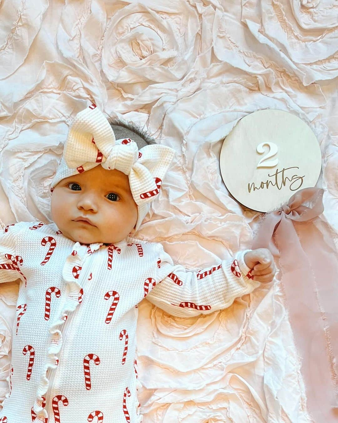 タラ・リピンスキーさんのインスタグラム写真 - (タラ・リピンスキーInstagram)「Georgie and all her cute faces are making our holiday season happier than ever. 🎄🤶  #2montholdbaby #newborn #2monthsold #babygirl🎀」12月7日 6時26分 - taralipinski