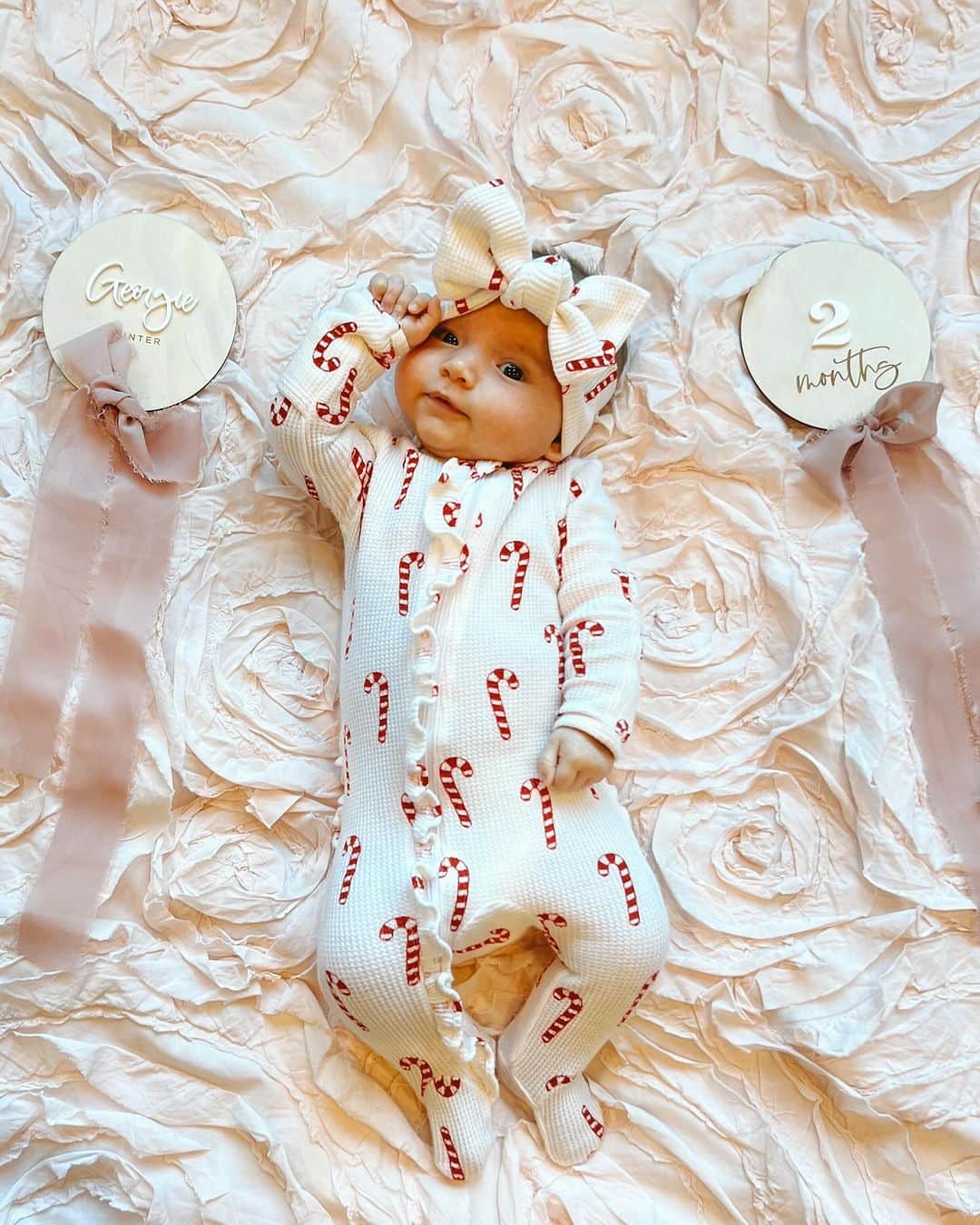 タラ・リピンスキーさんのインスタグラム写真 - (タラ・リピンスキーInstagram)「Georgie and all her cute faces are making our holiday season happier than ever. 🎄🤶  #2montholdbaby #newborn #2monthsold #babygirl🎀」12月7日 6時26分 - taralipinski