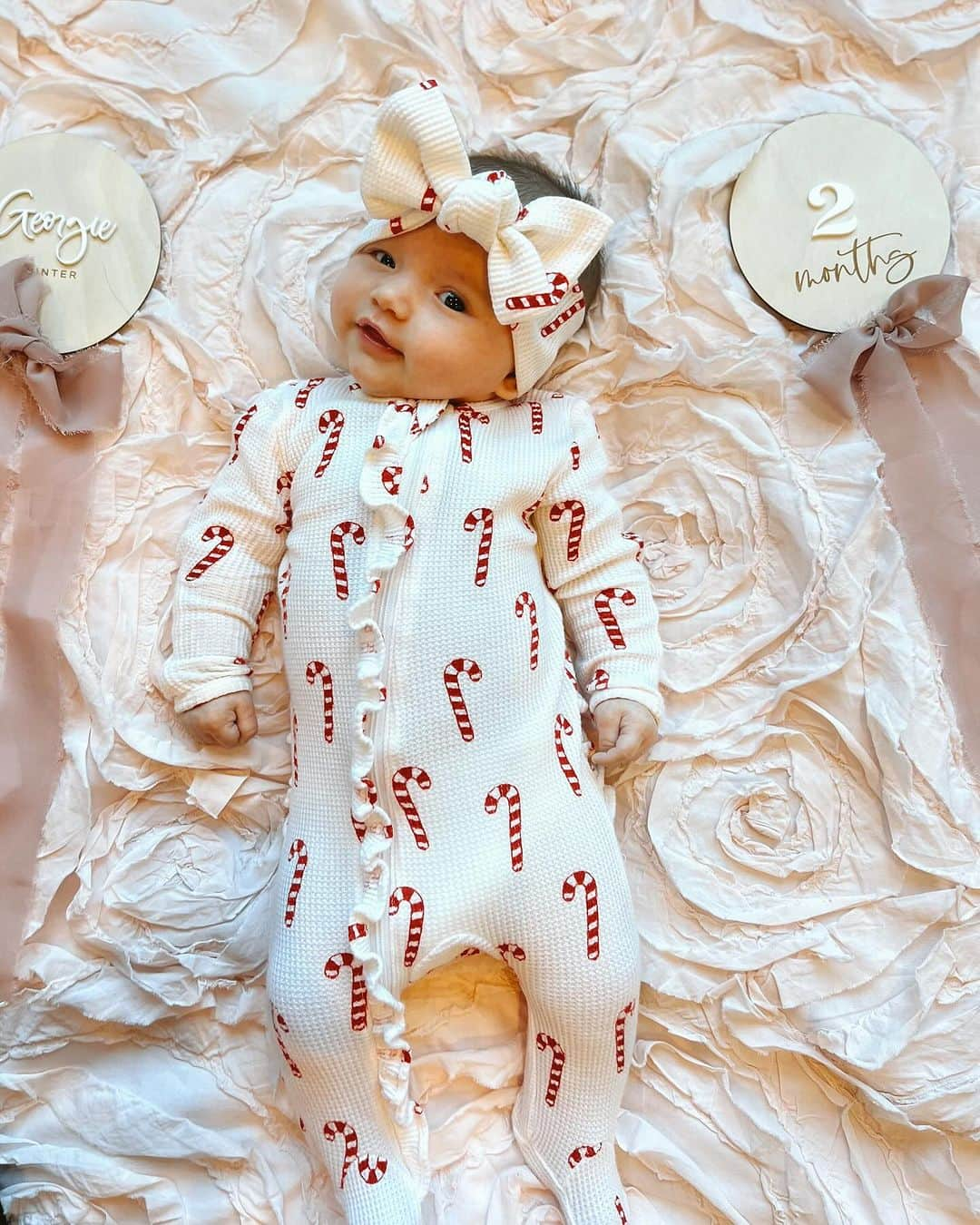 タラ・リピンスキーのインスタグラム：「Georgie and all her cute faces are making our holiday season happier than ever. 🎄🤶  #2montholdbaby #newborn #2monthsold #babygirl🎀」