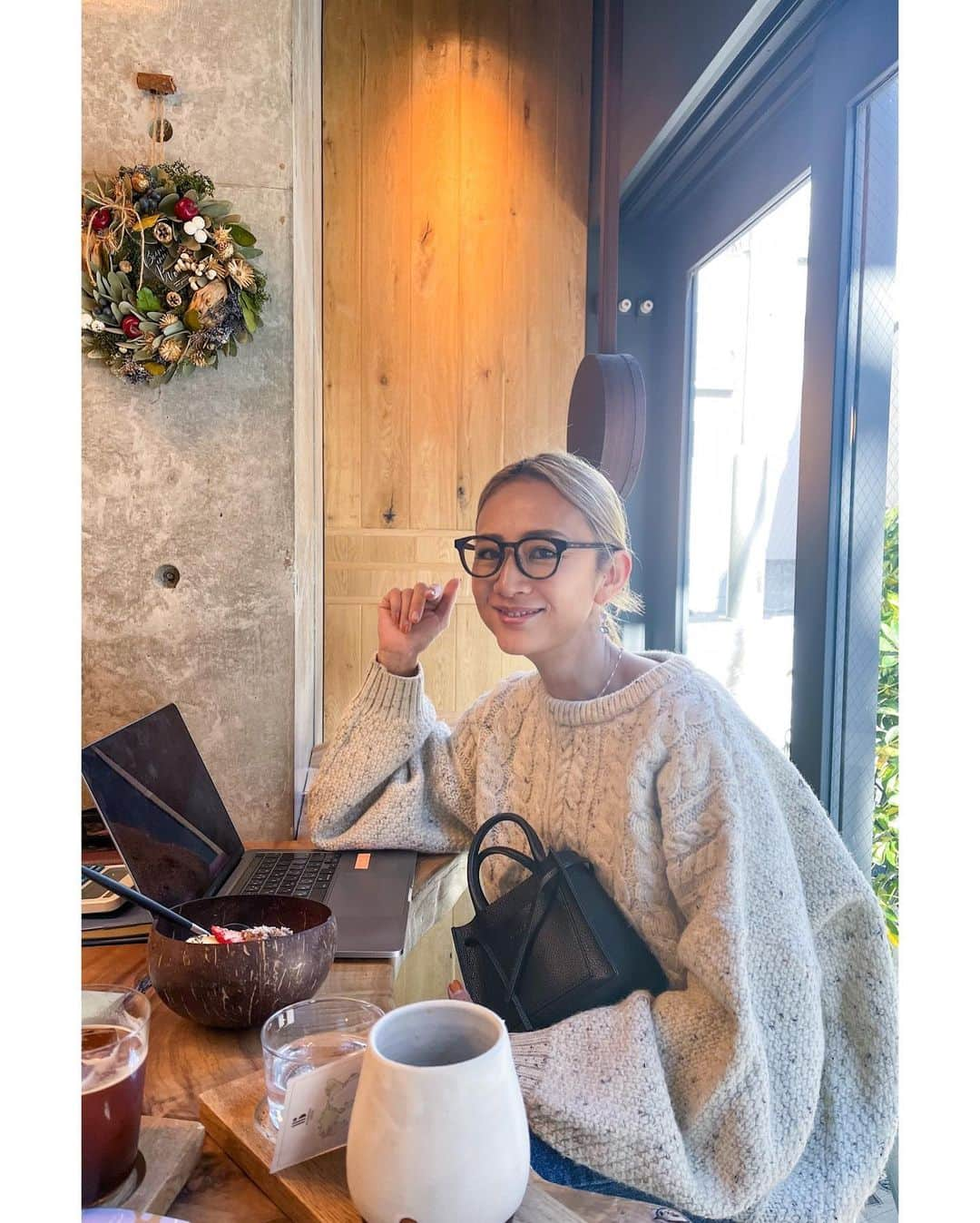 土井地恵理子のインスタグラム：「・ 定例MTG いつもとは違うcafeで coffeeとaçaíと💻  チャリで10分 ご近所の @saeka______ と いい働き方ができてるなーってつくづく◡̈  娘たちも高二で将来を考える時期 昔とは違った働き方の選択肢があるから 枠に囚われない進路を とにかく自分が楽しめる生き方を して欲しいと思うのです  #hvfn」