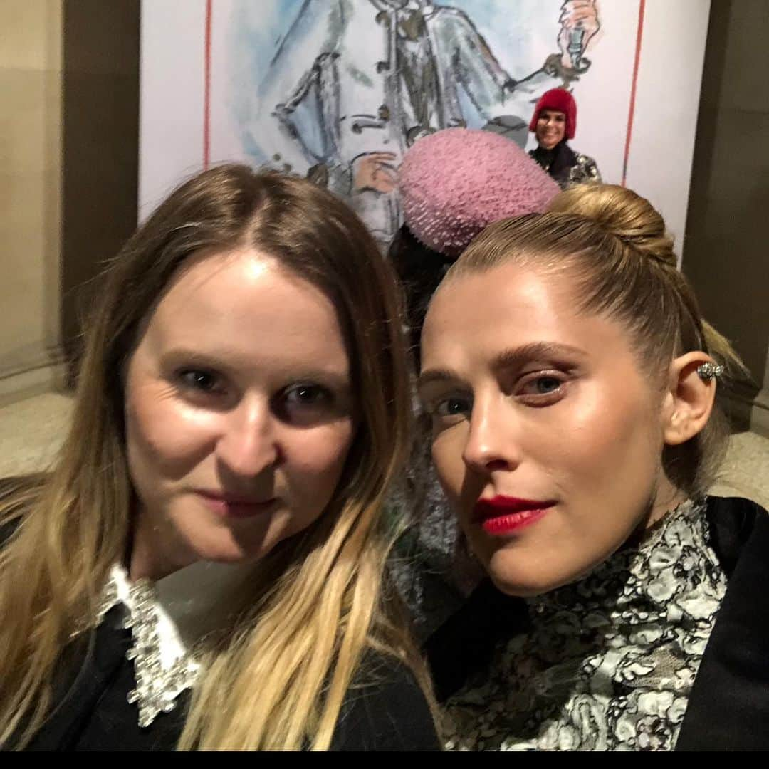 テリーサ・パーマーさんのインスタグラム写真 - (テリーサ・パーマーInstagram)「I gotta tell you about this glorious girl in these photos, my bestie/sister @annabelleharron, it’s her birthday today (in 🇦🇺) so we met back in high school in Adelaide and she was just SO cool; kind, grounded, quiet, calm energy (literally my opposite 😂) incredibly academic, artistic and a very deep thinker. I thought she was marvelous and sooo fashionable, one of those you just wake up cool gals. Anyway we quickly became besties, our mums became close and we shared our life together doing all the fun and crazy things teenage girls do.   When I moved to America on my own in 2007 we really missed each other and I yearned for home and a “normal” life. She came to visit me in 2008 and she literally NEVER WENT HOME hahaha! We plotted up all the ways she could stay and we managed to get her a work visa based on the work she’d been doing in the fashion industry back home in Oz. We found a house together and she started assisting Christina Ehrlick with styling. I have never ever seen anyone work so hard ever (and still haven’t!) I really didn’t see much of her as she worked round the clock seeing her dream through. She eventually took the leap to branch off on her own and since then has been travelling the globe styling some of the biggest names in the world (including @oprah!!?)  Needless to say I’m SO proud of her 😭😭 she’s been through so much in her lifetime and she continues to flow through it all with such grace and groundedness. Mostly I’m proud of who she is, a kind hearted, walking poet of esoteric thought and remarkable soulful insights. She always finds perspective, her mind is next level, her heart is so full of love for everyone and to be her best friend is the greatest gift. Also she hates attention so I’m sure she’s probably mortified about my public outpouring of love 😂 but Bellie you deserve to be celebrated. I’m thinking of you today and always!!! #happybirthday」12月7日 6時32分 - teresapalmer