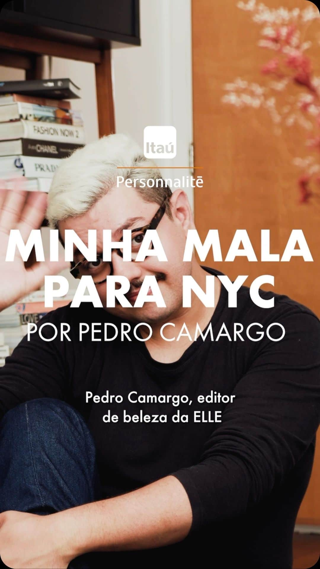 ELLE Brasilのインスタグラム：「GET (the bag) READY WITH ME 🧳5 dias em NY com uma mala de mão? Nosso editor de beleza @pedrojcamargo_ usou o poder da edição e conseguiu levar o necessário para aproveitar a cidade com praticidade! Para fazer como ele é muito simples: foque no seu look assinatura, nos essenciais do skincare e no cartão de débito em dólar da Avenue para curtir sem complicação tudo o que a cidade tem a oferecer.   Se você é cliente @itaupersonnalite, pode abrir gratuitamente a conta Avenue pelo app do Itaú Personnalité, transferir os reais via Pix e eles caem em segundos na sua conta. Aí é só colocar o cartão na sua carteira digital e tudo pronto, vamos! ✈️🍎#publicidade  Vídeo: @guiyoshida」