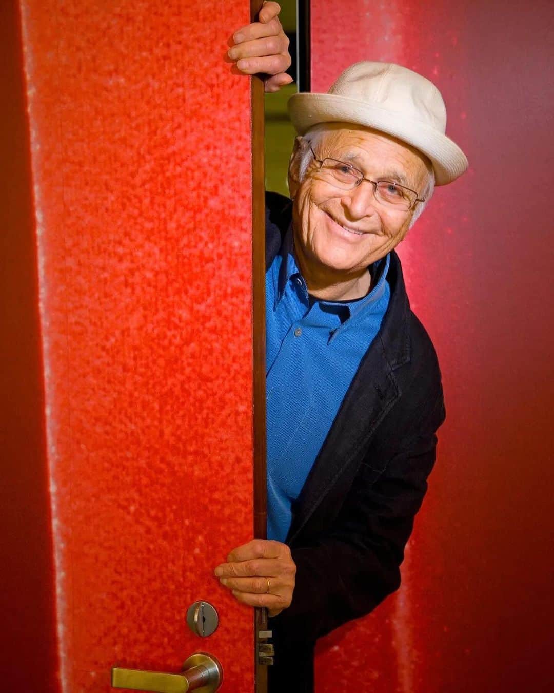 アン・ハサウェイさんのインスタグラム写真 - (アン・ハサウェイInstagram)「He was one of the raddest, realest earth angels I ever had the honor to meet. #NormanLear, thank you for always being so wonderful to my family and for leaving this world better than you found it xx」12月7日 6時44分 - annehathaway
