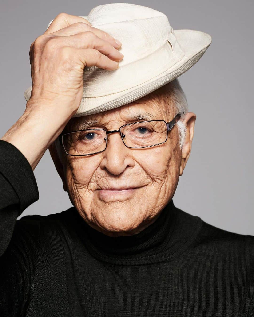 アン・ハサウェイさんのインスタグラム写真 - (アン・ハサウェイInstagram)「He was one of the raddest, realest earth angels I ever had the honor to meet. #NormanLear, thank you for always being so wonderful to my family and for leaving this world better than you found it xx」12月7日 6時44分 - annehathaway