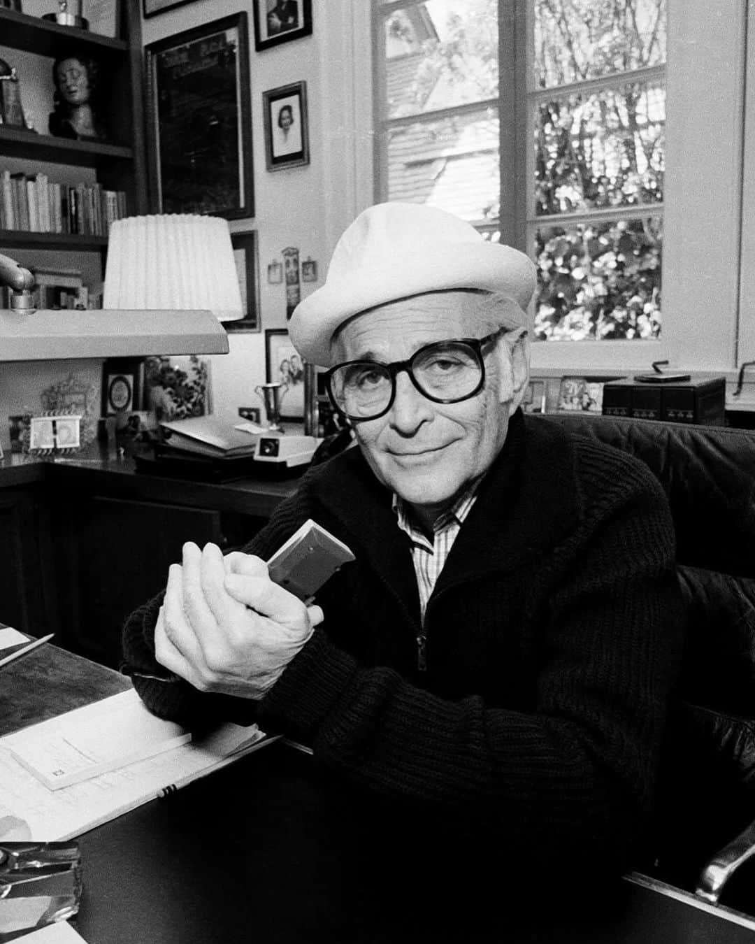 アン・ハサウェイさんのインスタグラム写真 - (アン・ハサウェイInstagram)「He was one of the raddest, realest earth angels I ever had the honor to meet. #NormanLear, thank you for always being so wonderful to my family and for leaving this world better than you found it xx」12月7日 6時44分 - annehathaway
