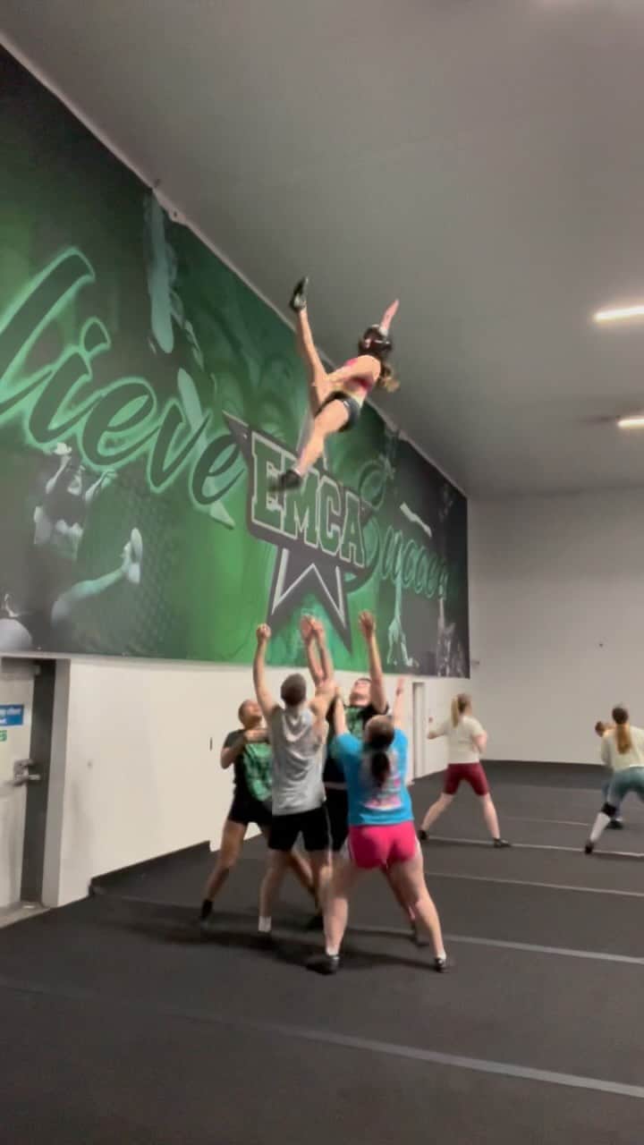エイミー・ティンクラーのインスタグラム：「It’s giving @topgunjags305 baskets 😌🫶🏼」