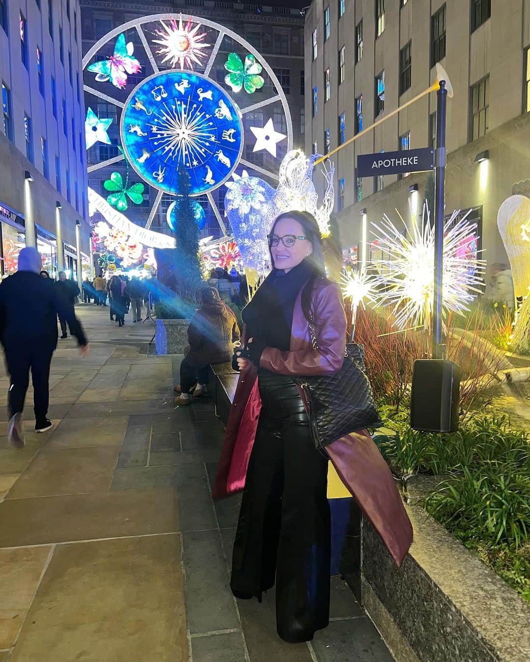 リサ・アンさんのインスタグラム写真 - (リサ・アンInstagram)「The @saks @dior Carousel of Dreams is incredible and the light show just sparks the magic of holidays in the city! 🖤  #saks #dior #carouselofdreams #nyc #thereallisaann」12月7日 7時00分 - thereallisaann