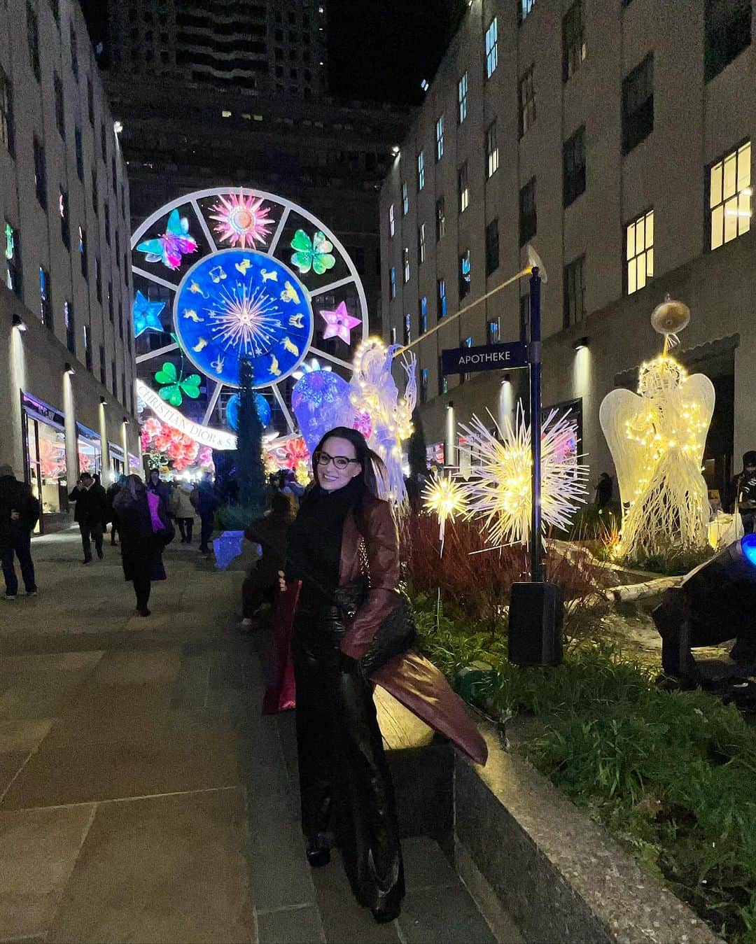 リサ・アンさんのインスタグラム写真 - (リサ・アンInstagram)「The @saks @dior Carousel of Dreams is incredible and the light show just sparks the magic of holidays in the city! 🖤  #saks #dior #carouselofdreams #nyc #thereallisaann」12月7日 7時00分 - thereallisaann