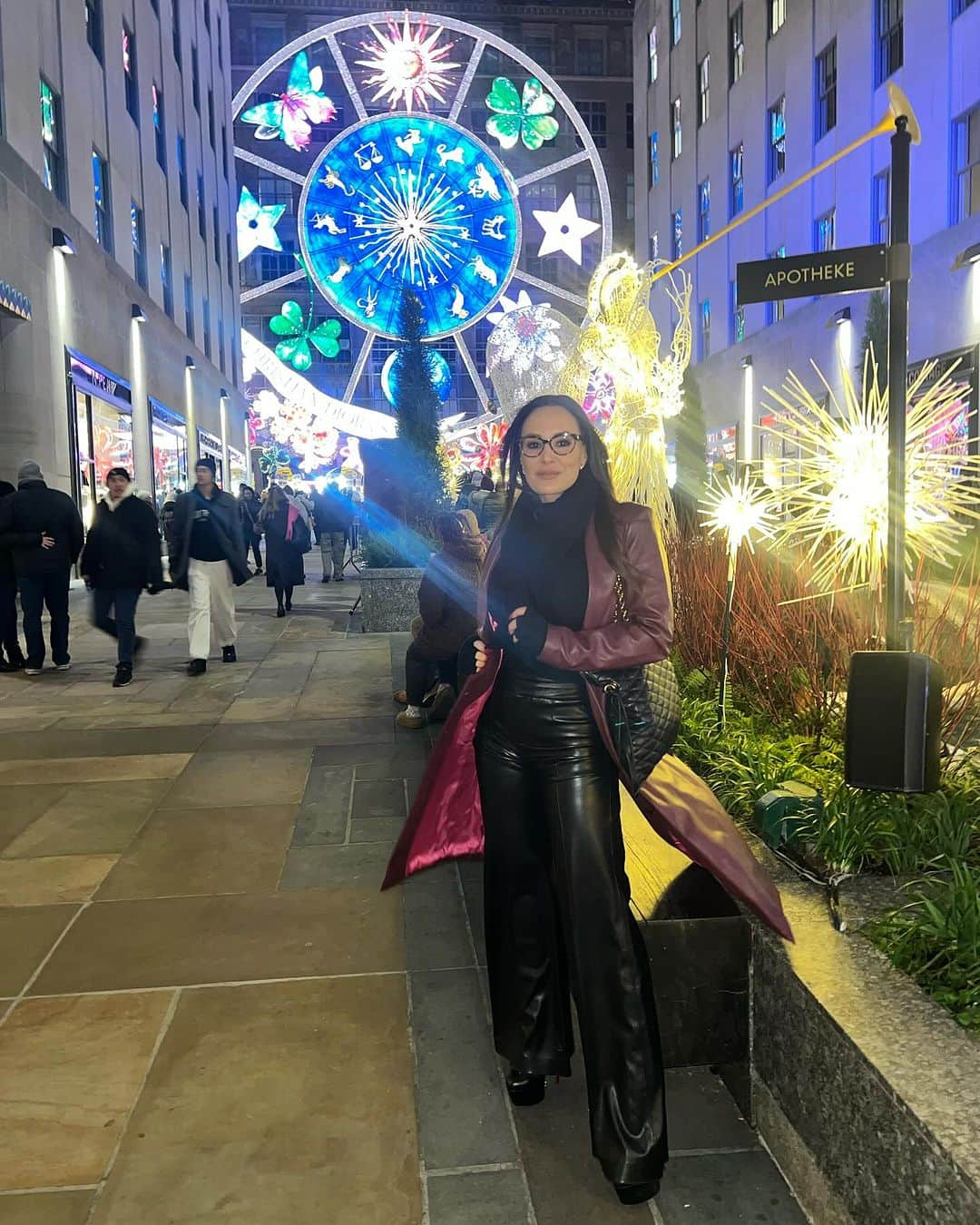 リサ・アンさんのインスタグラム写真 - (リサ・アンInstagram)「The @saks @dior Carousel of Dreams is incredible and the light show just sparks the magic of holidays in the city! 🖤  #saks #dior #carouselofdreams #nyc #thereallisaann」12月7日 7時00分 - thereallisaann