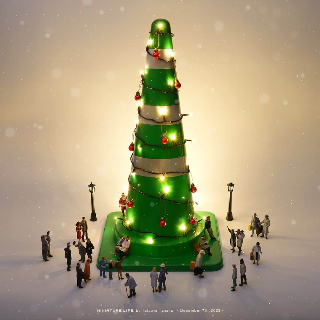 田中達也さんのインスタグラム写真 - (田中達也Instagram)「“Christmas Cone” ⠀ ⠀ あーんなツリー、コーンなツリー ⠀ ⠀ 今日は #クリスマスツリーの日 ─────────────────── 《EXHIBITION info》 ⠀ 【small MUJI展 日用品のたのしみ方 in 大阪】 small MUJI -Enjoying Everyday Item- in Osaka until : Jan. 7, 2024 ⠀ 【ミニチュアライフ 神戸エアポート】 MINIATURE LIFE × KOBE AIRPORT」12月7日 7時00分 - tanaka_tatsuya