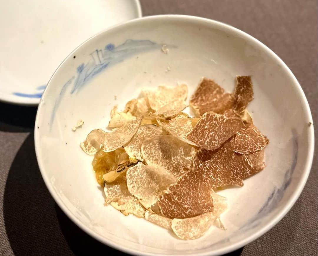 箕輪玖美さんのインスタグラム写真 - (箕輪玖美Instagram)「茶禅華🍽️ ・ ・ お店に向かう車中で、今年もミシュラン三つ星決定を知り、急遽お花を買ってお店へ💐✨ ・ ・ 友人夫妻と上海蟹を大満喫🦀💕 やっぱりいつ伺っても全皿美味しい😊 ・ ・ お料理の腕は勿論、いつも細やかなお気遣いを下さるホスピタリティも素晴らしい川田さん✨  三つ星、おめでとうございます✨✨✨  #茶禅華 #中華料理 #三つ星レストラン #ミシュラン三ツ星 #ホスピタリティが素晴らしい #美味しいもの #予約困難店 #食いしん坊 #口福 #幸せな時間 #美味しゅうございました #箕輪玖美」12月7日 7時09分 - kumi.111