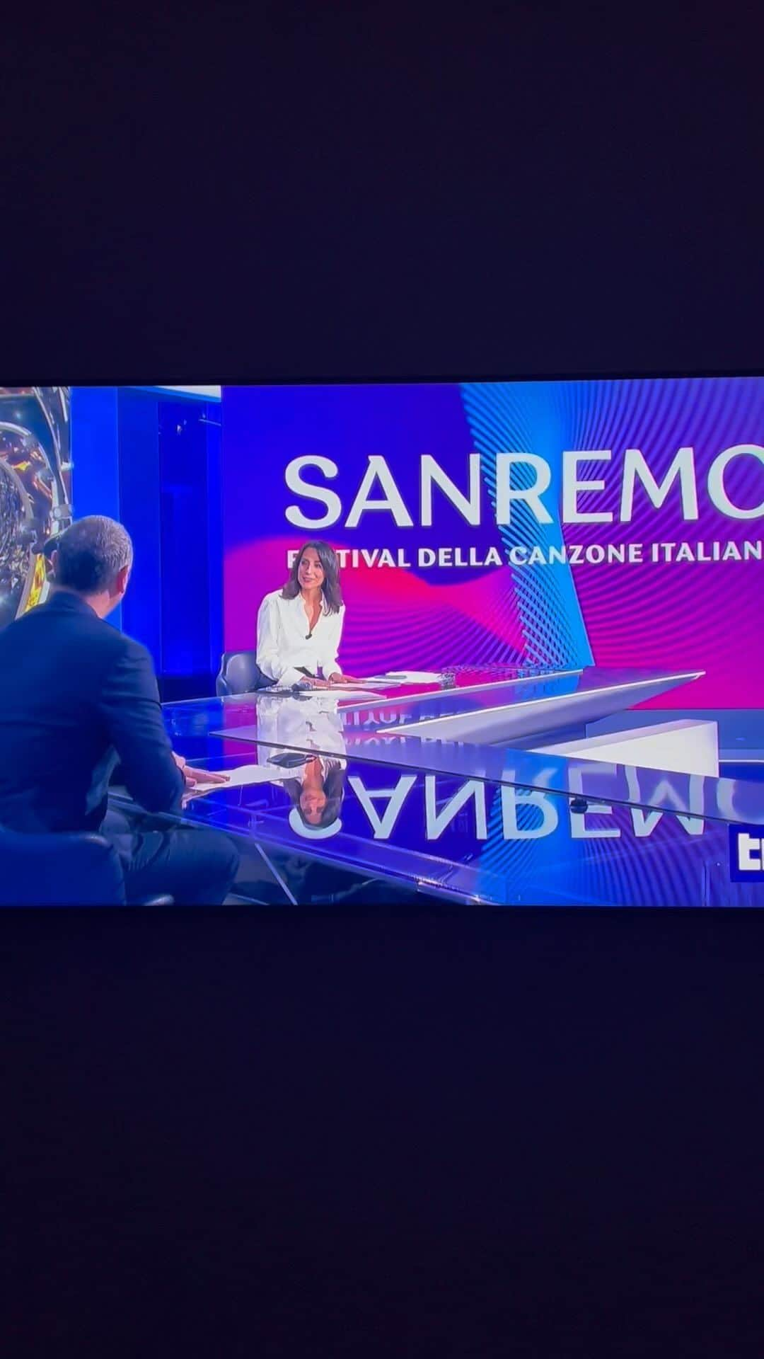 ロベルト・ボッレのインスタグラム：「Grazie Ama di questo super invito!!  Felicissimo di essere con te e con Fiore all’ultima serata del Festival! 🙋🏻‍♂️❤️❤️ @sanremorai @amadeusonoio @rosario_fiorello @rai1official @tg1_rai_official @fantasanremo  10 febbraio 🔥」