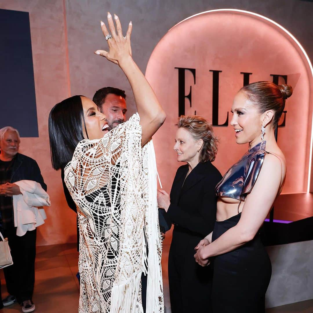 ケリー・ワシントンさんのインスタグラム写真 - (ケリー・ワシントンInstagram)「A night celebrating fabulously excELLEent women in Hollywood. It was an honor to honor you @evalongoria congratulations mi hermana 💖✨ #ELLEWIH」12月7日 7時01分 - kerrywashington