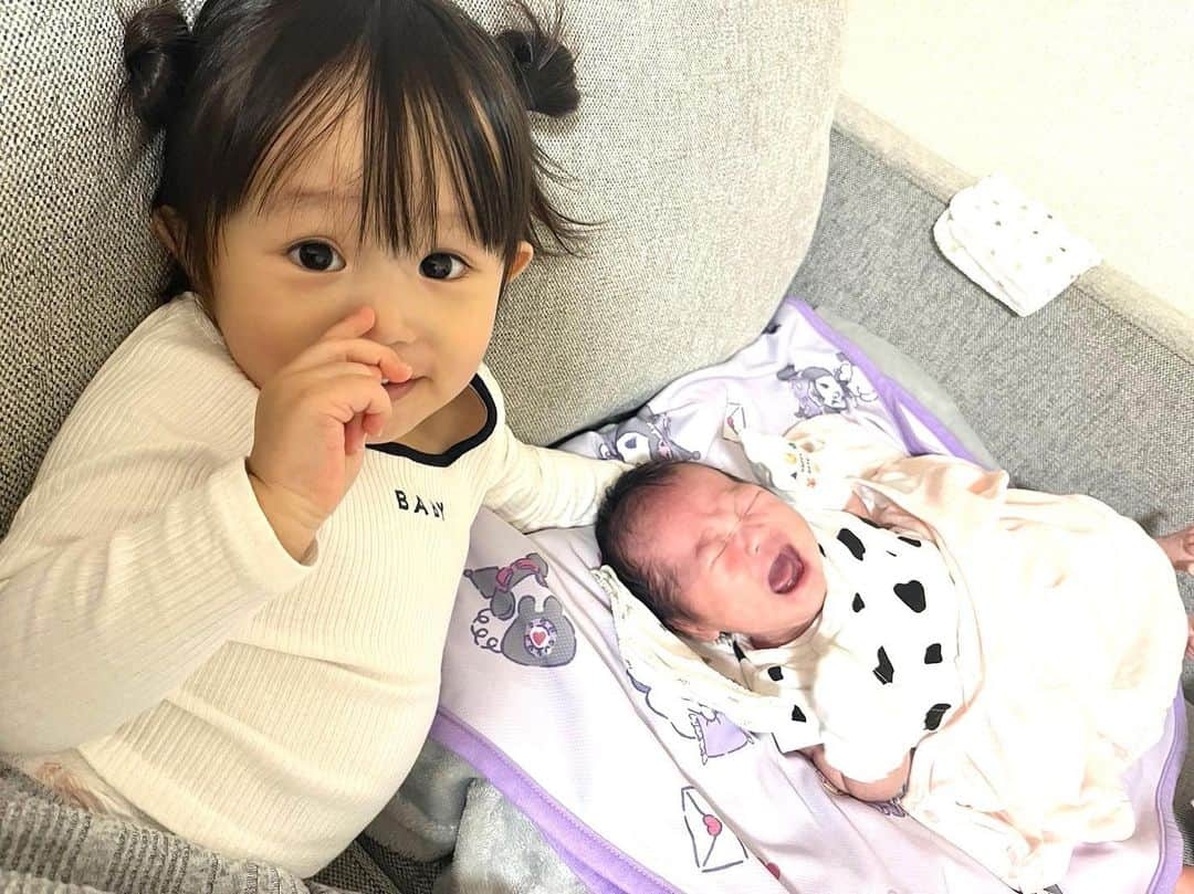 SUZUさんのインスタグラム写真 - (SUZUInstagram)「𝓜𝔂 𝓫𝓪𝓫𝔂 ❤︎  産まれてきてくれてありがとう👧🏻👶🏻 2人ともママの宝物♥♥  #姉妹#女の子ママ #姉妹ママ #姉妹ママと繋がりたい  #ママさんと繋がりたい  #2歳差#2歳差育児 #2歳差姉妹  #女の子ベビー #女の子コーデ  #女の子服 #女の子キッズ #女の子ベビー服  #２歳児#2歳女の子 #０歳児#0歳児ママ」12月7日 7時03分 - suzuchibi