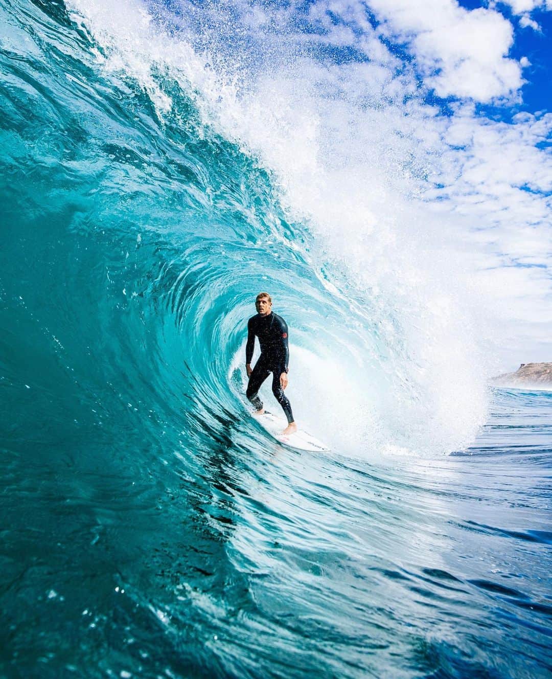 リップカールのインスタグラム：「@mfanno in THE KANGS 🦘⁠ ⁠ Dredging right-handers, dolphins and lineups we can only dream of... Mick, @gabrielmedina & @cocom4debarrelkilla explore the wild remote coast of Australia in our latest Search film, The Kangs.⁠ ⁠ Tune in via our bio. ⁠ ⁠ 📹 @vaughandeadly @nickpollet ⁠ ⁠ #RipCurl #TheKangs #MickFanning #MasonHo #GabrielMedina #Surfing #Searching」