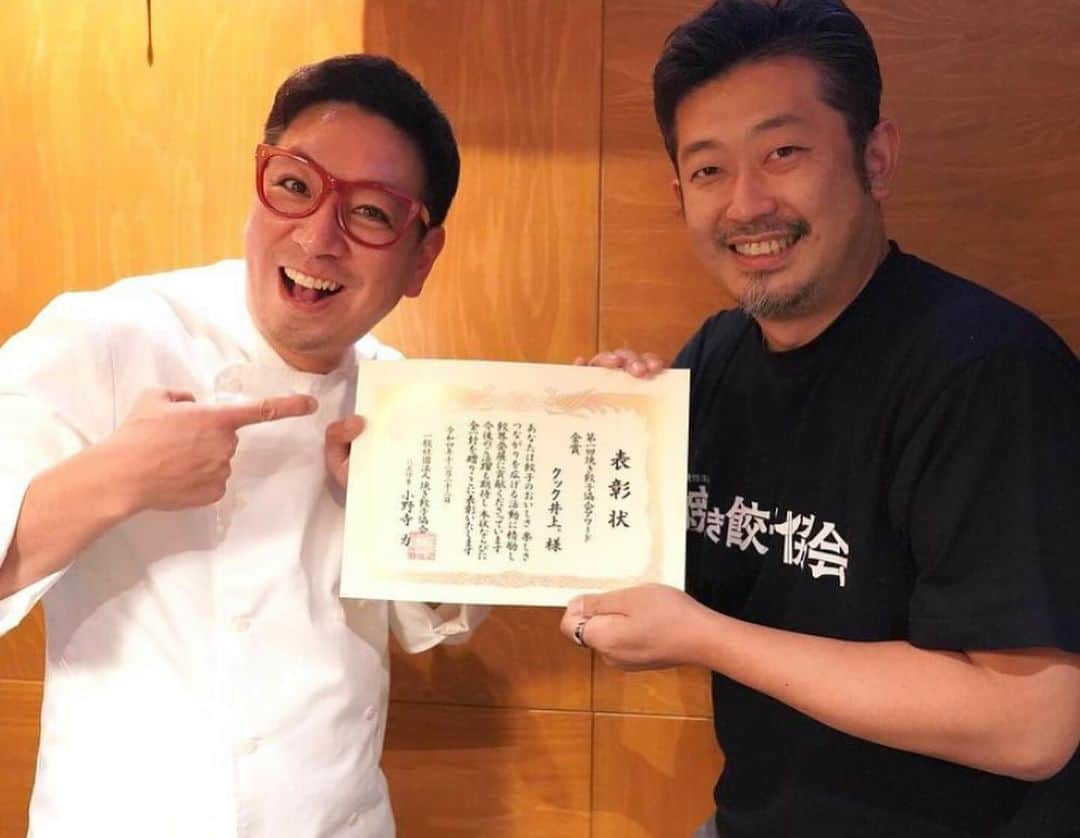 クック井上。さんのインスタグラム写真 - (クック井上。Instagram)「一般社団法人焼き餃子協会主催 ＼第2回 焼き餃子協会アワード表彰式／  https://passmarket.yahoo.co.jp/event/show/detail/02rwsi6ij4f31.html?  (以下、サイトより引用) 今年の餃界発展に貢献または今後の餃界発展に期待する方を「焼き餃子協会アワード」として会員投票により選出し、表彰しております。 今回は「焼き餃子協会アワード」の第１回受賞者と第２回受賞者を同時に表彰させていただきます。  【焼き餃子協会アワード 受賞者】 第１回受賞者 パラダイス山元 様（招待制餃子レストラン 荻窪餃子 蔓餃苑 苑主） クック井上。様（料理芸人） 松田 萌々子 様（「くいれぽ餃子」代表）  第２回受賞者 近日発表いたします 近日発表いたします  【開催日時】 2024年1月23日（火） 11:00〜14:00 11:00〜11:30　来場受付 11:30〜12:00　焼き餃子協会アワード受賞者表彰式 12:00〜13:30　懇親会 13:30~14:00　中締め 懇親会では「宮崎県産の餃子素材を使った餃子じゃない料理」をご用意予定です。 宮崎県産のキャベツ、白菜、ニラ、豚肉を取り寄せて、餃子以外の料理をご用意いたします。 また、餃子専門丸虎様の餃子も数量限定でご提供となります。  【会場】 3×3 Lab Future（さんさんラボ フューチャー） 東京都千代田区大手町1-1-2　大手門タワー・ENEOSビル1F  【参加費】 焼き餃子協会 賛助会員限定チケット 3,980円（税込） 一般参加チケット 5,980円（税込） ※賛助会員限定チケットは賛助会員ご本人のみご利用いただけます。 　ご家族・ご友人の方は一般参加チケットをご購入ください。  【協賛】 餃子専門丸虎様 懇親会で餃子を焼いてご提供くださいます（数量限定）  【餃子グッズ販売】 穴ヶ崎さん ぎょざおさん 　★焼き餃子協会 会員優待ありの予定！  ★ご不明な点は、焼き餃子協会のお問い合わせフォームからお問い合わせください★ https://www.gyoza.or.jp/  #焼き餃子協会 #餃子芸人 #餃子 #ぎょうざ #ギョウザ #ギョーザ #🥟 #餃子愛 #餃子好きな人と繋がりたい #焼き餃子 #料理 #餃子スタグラム #gyoza #餃子好き #グルメ #野菜ソムリエ #アスリートフードマイスター #フードコーディネーター #食育インストラクター #bbqインストラクター #こども成育インストラクター #料理研究家 #料理男子 #料理芸人 #クック井上。」12月7日 7時16分 - cook_inoue