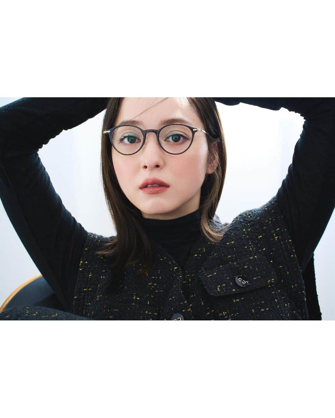 佐々木希さんのインスタグラム写真 - (佐々木希Instagram)「. 程よく主張のあるメガネ👓🩶 どんなお洋服にも合わせやすいです。  #iNtimitebyEYEVAN  ===== ＜iNtimité by EYEVAN 新商品販売のお知らせ> iNtimite by EYEVAN 2024 Spring & Summer の新作が公開されました！ iNtimité by EYEVANらしい繊細なディティールで、春らしい彩りと華やかさを演出した幅広いラインナップをご紹介させていただきます。 特別な日のスタイルから、普段使いまで様々なシーンでお使いいただけるアイテムが揃っていますので、是非ご覧になってください！  <着用モデル＞ INE-3003 GRY/G クラシカルモダンを象徴するスタイルを、柔和なグレーのカラーリングでアレンジしました。細身のβ-チタンテンプルがもたらす軽さと弾力性により、ストレスレスな掛け心地を実現しました。 =====」12月7日 18時15分 - nozomisasaki_official