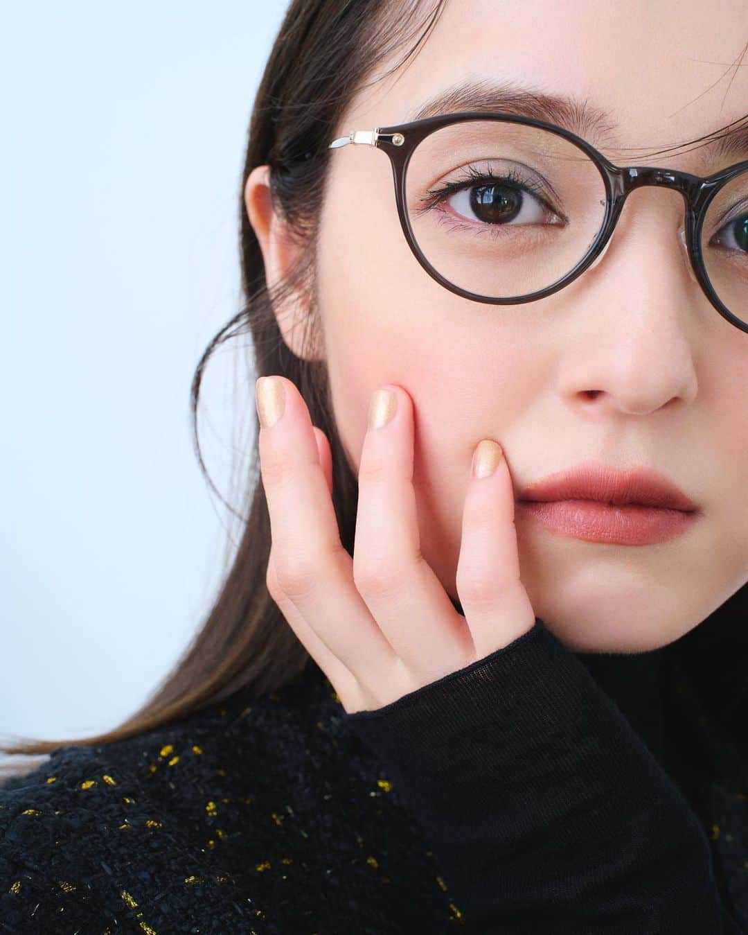 佐々木希のインスタグラム：「. 程よく主張のあるメガネ👓🩶 どんなお洋服にも合わせやすいです。  #iNtimitebyEYEVAN  ===== ＜iNtimité by EYEVAN 新商品販売のお知らせ> iNtimite by EYEVAN 2024 Spring & Summer の新作が公開されました！ iNtimité by EYEVANらしい繊細なディティールで、春らしい彩りと華やかさを演出した幅広いラインナップをご紹介させていただきます。 特別な日のスタイルから、普段使いまで様々なシーンでお使いいただけるアイテムが揃っていますので、是非ご覧になってください！  <着用モデル＞ INE-3003 GRY/G クラシカルモダンを象徴するスタイルを、柔和なグレーのカラーリングでアレンジしました。細身のβ-チタンテンプルがもたらす軽さと弾力性により、ストレスレスな掛け心地を実現しました。 =====」