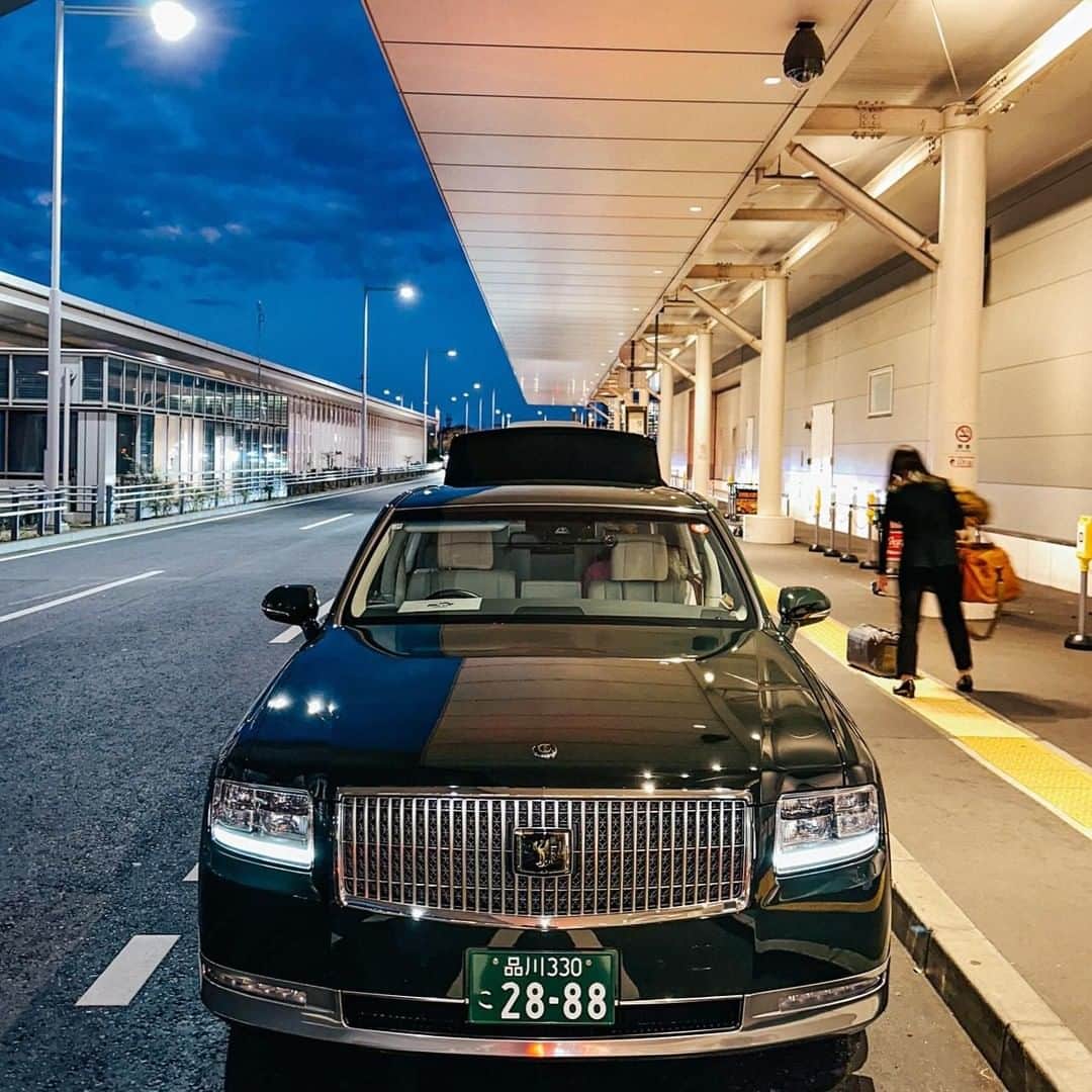 The Peninsula Tokyo/ザ・ペニンシュラ東京のインスタグラム：「ペニンシュラ仕様にカスタマイズされたホテルカーで空港お迎えを行っております。ラグジュアリーでスムーズなホテル・空港間のドライブをお楽しみください♪ 写真クレジット： @tedgushue   Your journey with us begins the moment you land. Our resident suite guests enjoy a luxury transportation. Photo courtesy of @tedgushue .」