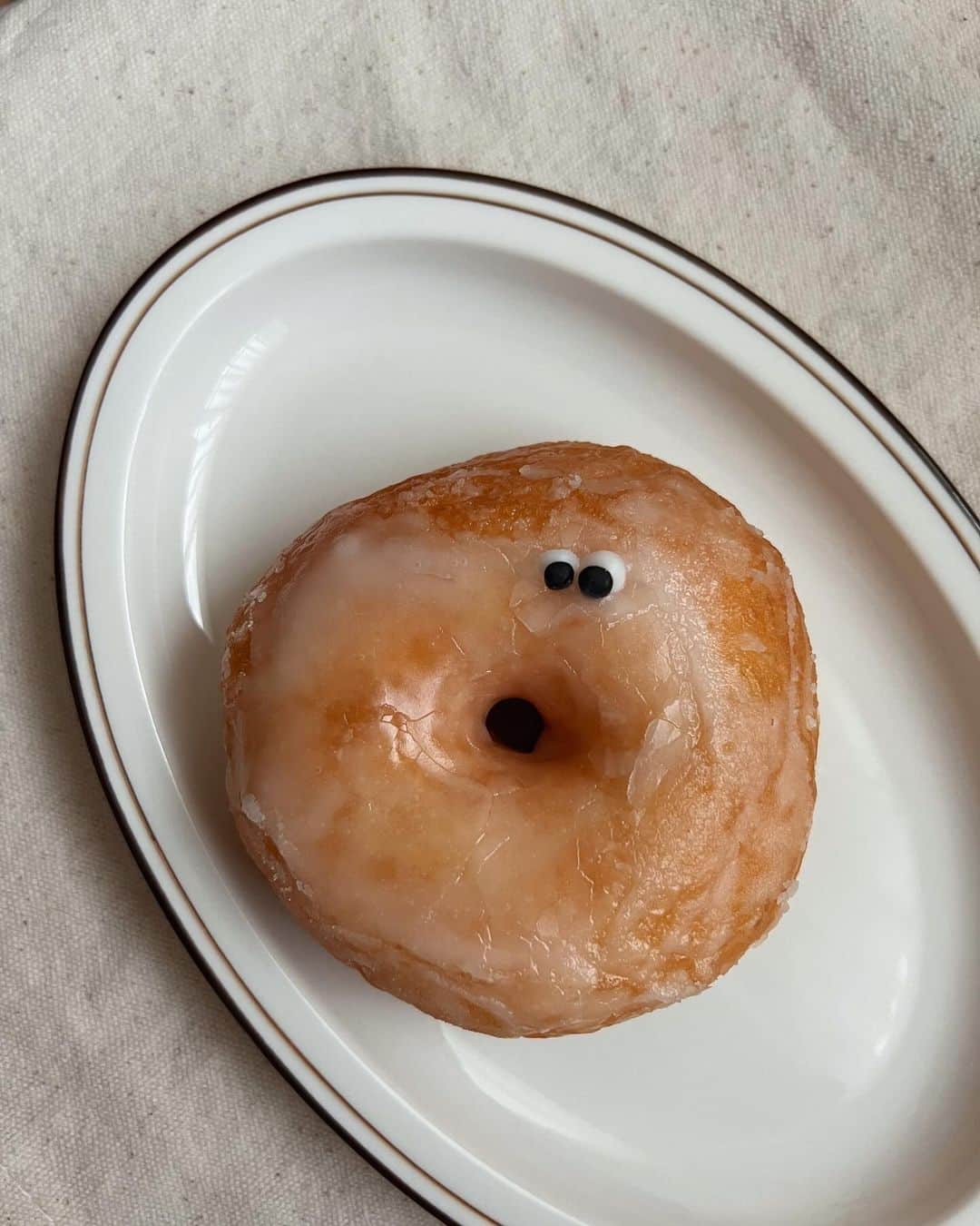 菅谷梨沙子のインスタグラム：「先日のスコーンに続き、ドーナツもたまに無性に食べたくなるひとつ。  I’m donut ? 食べてみたいんだけど、いつ行っても長蛇の列で買えず断念🥲」
