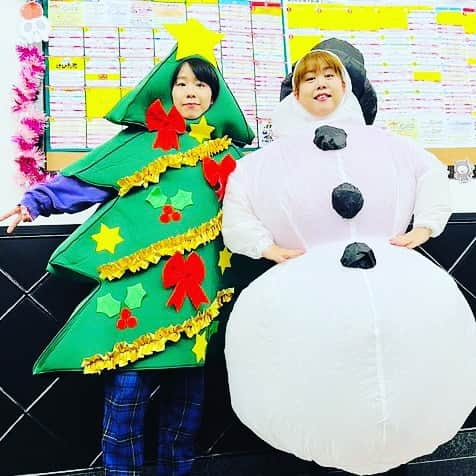 竹内知咲のインスタグラム：「翔SPのMCでクリスマスコスチューム🎄 え、木と雪だるま？💦  #天才ピアニストますみ  #天才ピアニスト竹内 #クリスマス #よしもと漫才劇場」