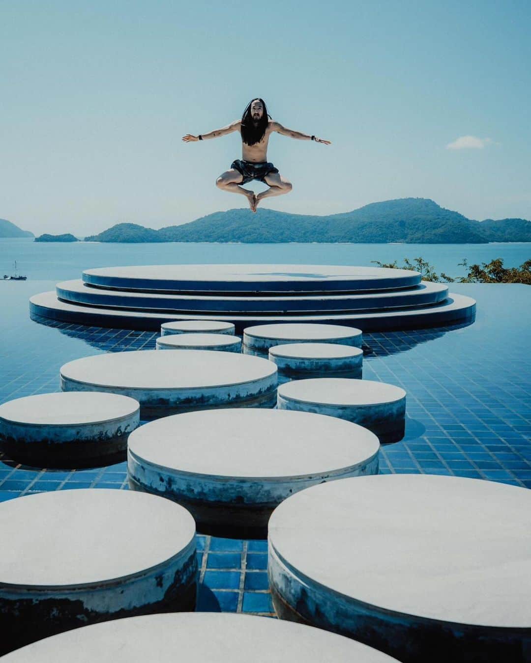スティーヴ・アオキのインスタグラム：「Tourist mode in Phuket #aokijump #1089」