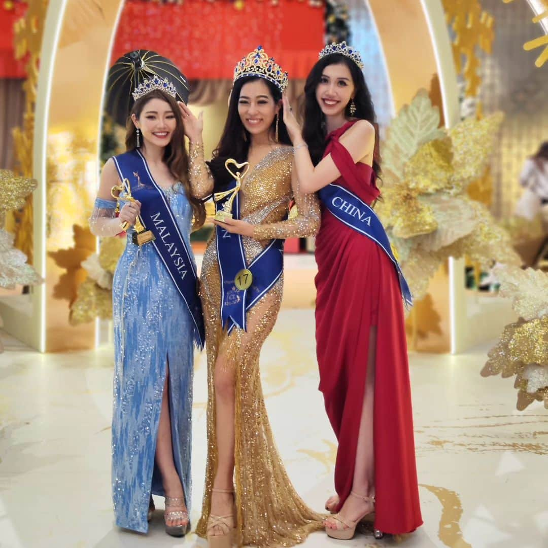 絹野志朋のインスタグラム：「Congratulations to MISS ICCKL Top 3 Winners 👑🏆  Winner Shiho Kinuno from Japan @shihok0414 1st Runner Up Tay Cheah from Malaysia @tay_cheah 2nd Runner Up Jiang SiQi from China @siqijiang77  #icckl #missicckl #paviliondamansaraheights #winner #japan #malaysia #china #misscosmoworld #misscosmoworld2023 #finalist #getbats #whitefairy #whitefairyevent #carriecollection #melife #gintell #xpaze #malaysia #international #ootd #potd #pageant #worldpageant #beautypageant #beautyqueen」